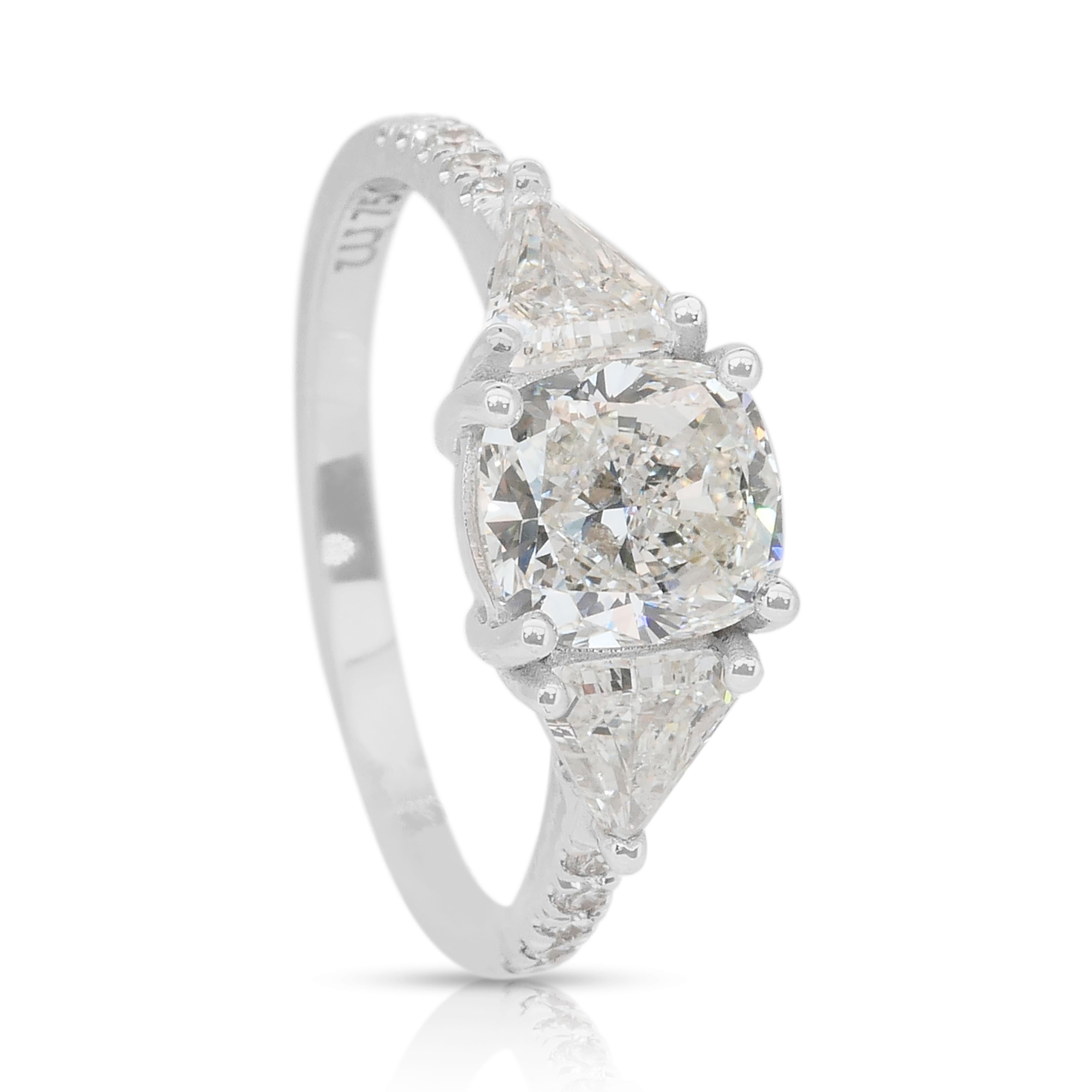 Squisito anello con 3 pietre e 2,31 carati di diamanti in oro bianco 18 carati - certificato IGI in vendita 3