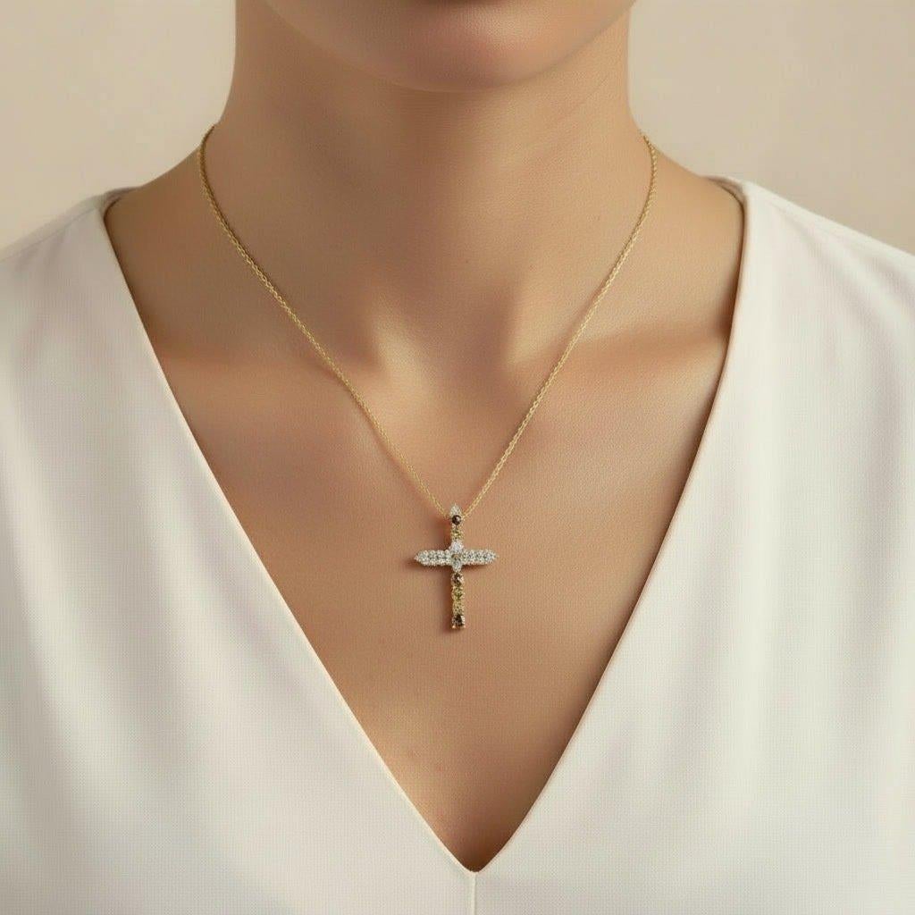 Collier exquis de 2.33ct diamants en or jaune 18k - certifié IGI

Symphonie éclatante de couleurs et d'élégance, ce collier en or jaune 18 carats met en valeur trois diamants de forme fantaisie totalisant 0,80 ct dans une palette saisissante de