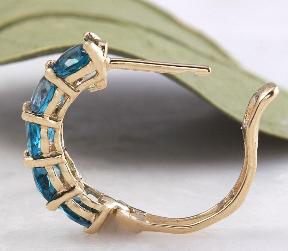 Taille ronde Boucles d'oreilles exquises en or jaune massif 14 carats avec topaze bleue naturelle de Londres de 2,60 carats en vente