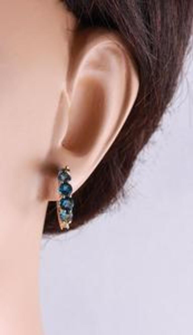 Boucles d'oreilles exquises en or jaune massif 14 carats avec topaze bleue naturelle de Londres de 2,60 carats Pour femmes en vente
