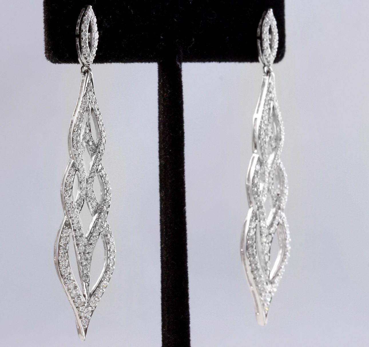 Women's Exquisite 2.62 Carat Natural Diamond 18 Karat Solid White Gold Earrings For Sale