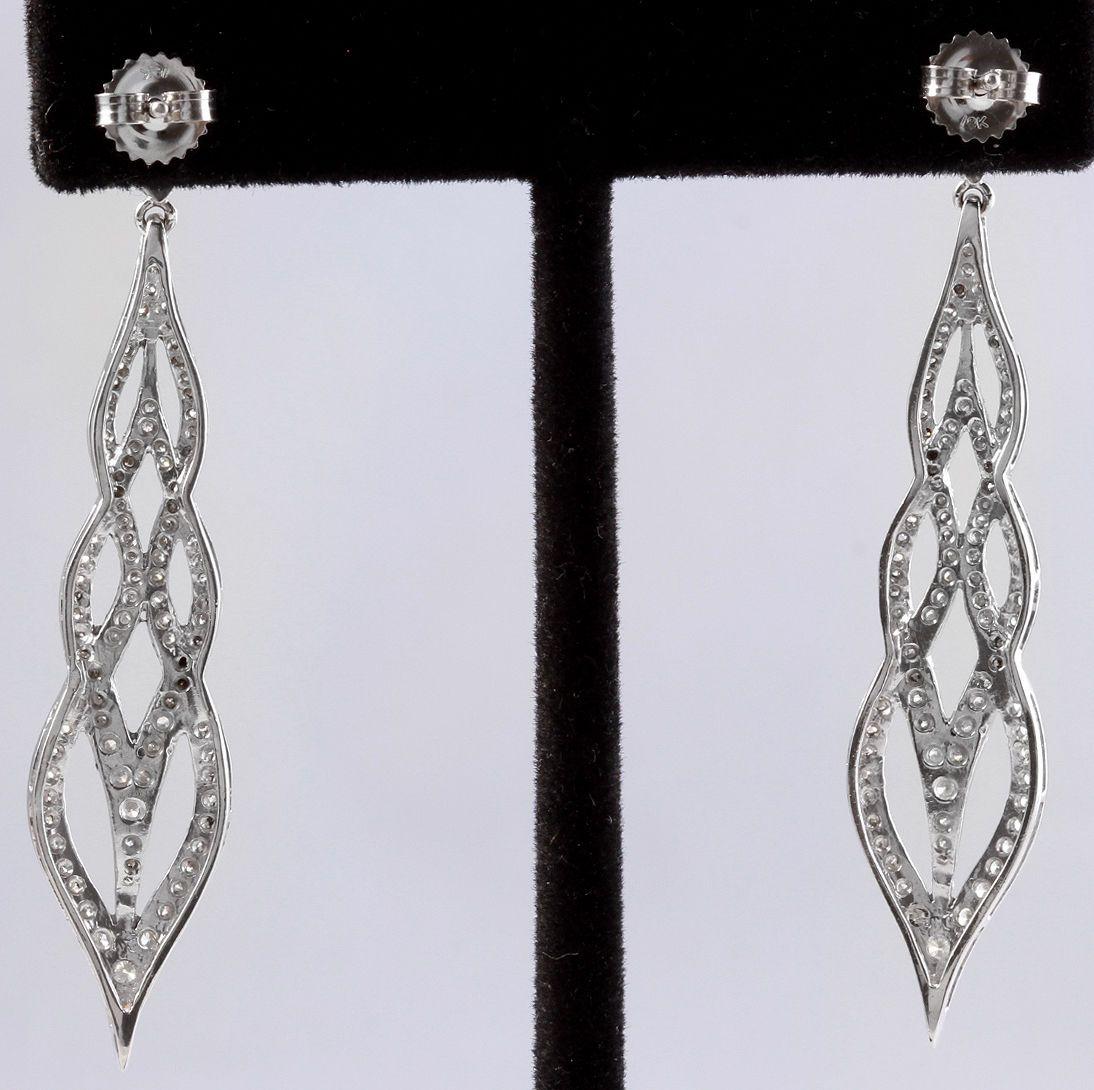 Women's Exquisite 2.62 Carat Natural Diamond 18 Karat Solid White Gold Earrings For Sale
