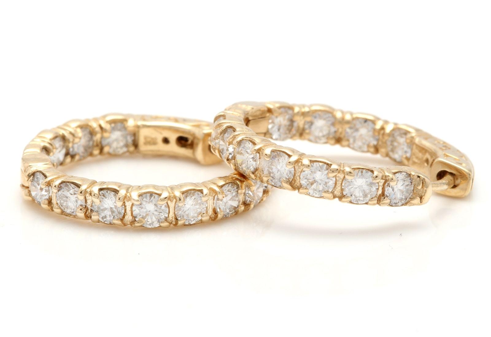 Women's Exquisite 2.75 Carat Natural Diamond 14 Karat Solid Yellow Gold Hoop Earrings For Sale