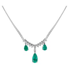 Squisita collana con smeraldi e diamanti da 2,92 carati in oro bianco 18 ct.