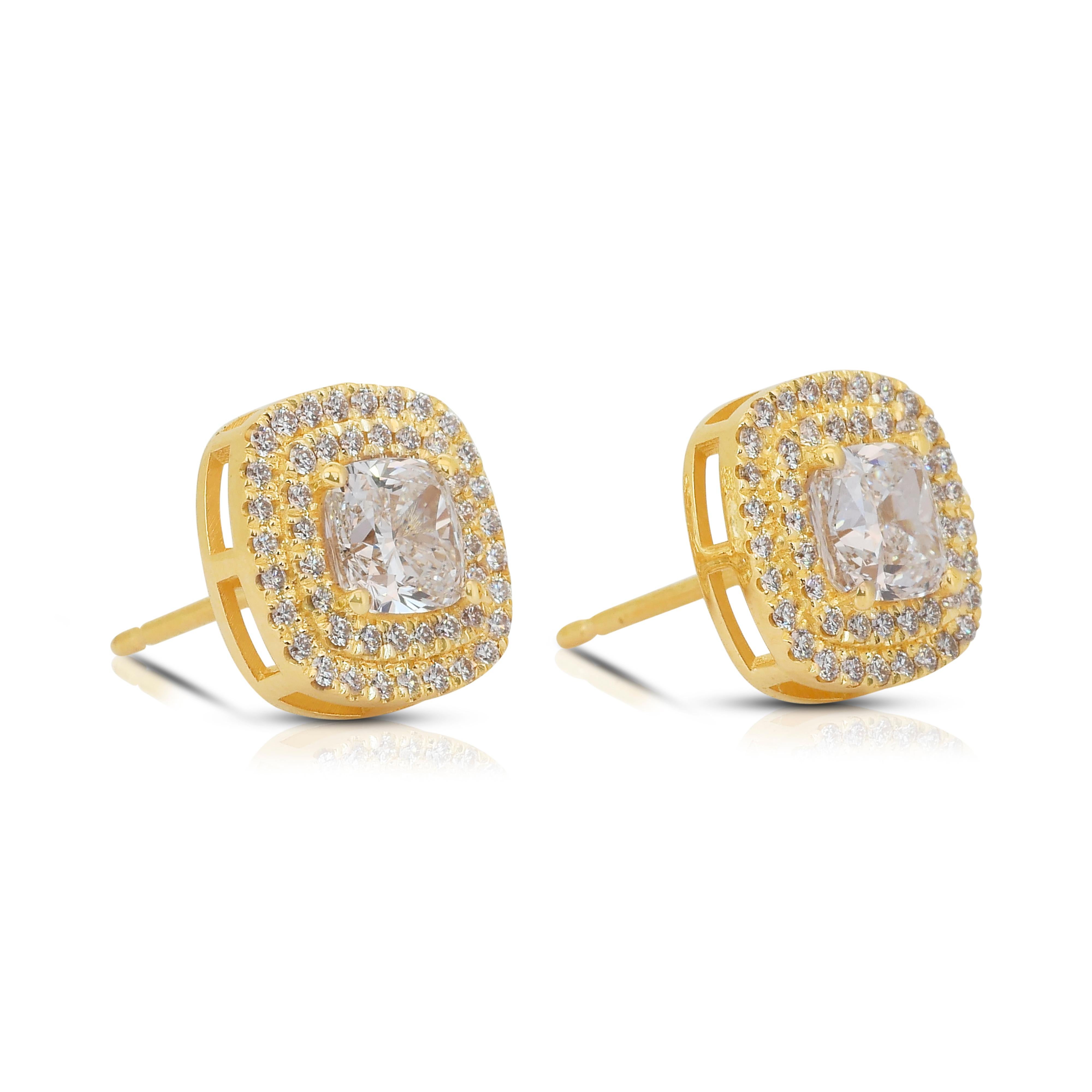 Exquises boucles d'oreilles double halo en or jaune 18 carats de 2,97 ct de diamants - certifiées IGI

Mélange brillant d'éclat et d'élégance raffinée, ces boucles d'oreilles en or jaune 18 carats sont ornées de deux diamants taille coussin d'une