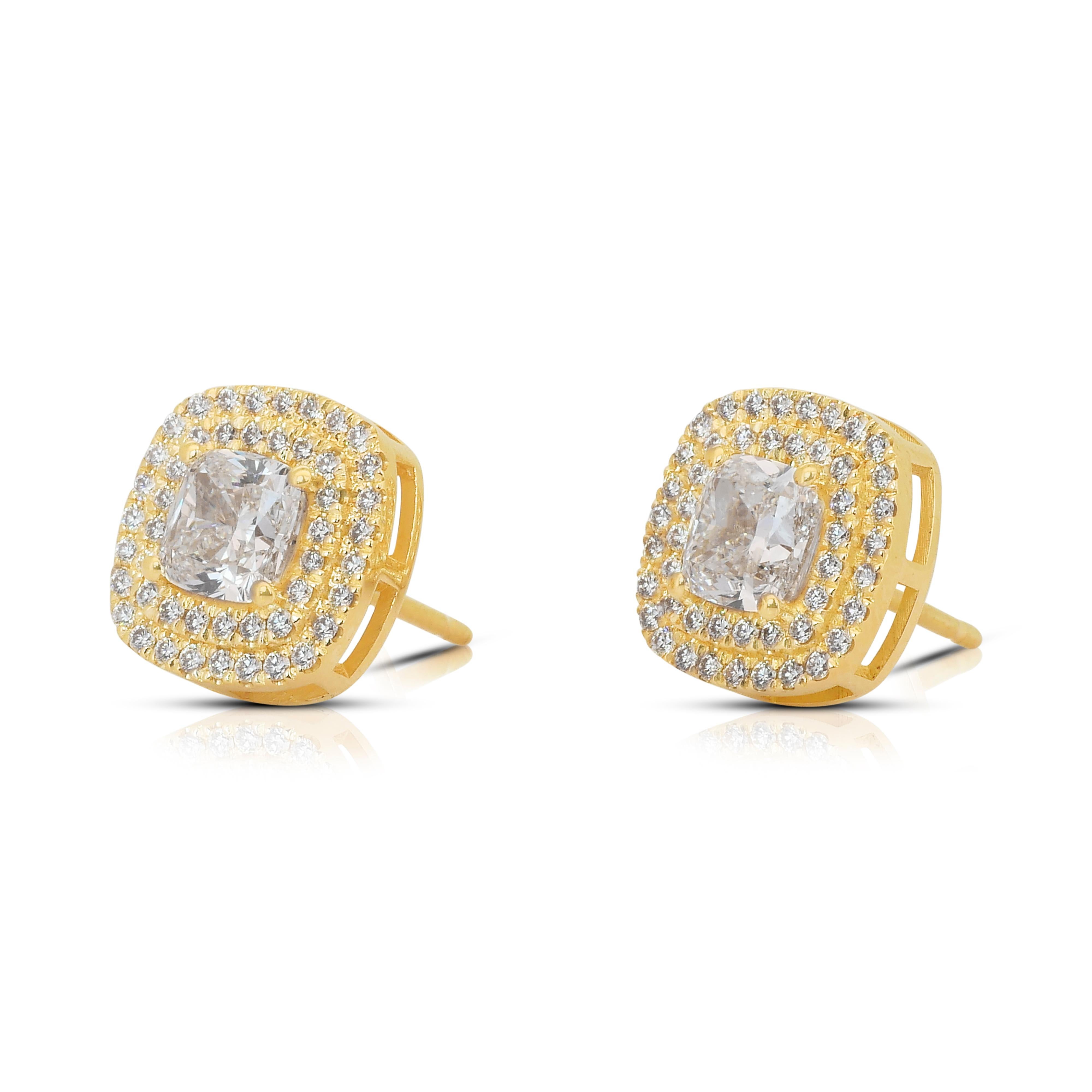 Taille coussin Clous d'oreilles en or jaune 18 carats avec double halo de diamants de 2,97 carats en vente