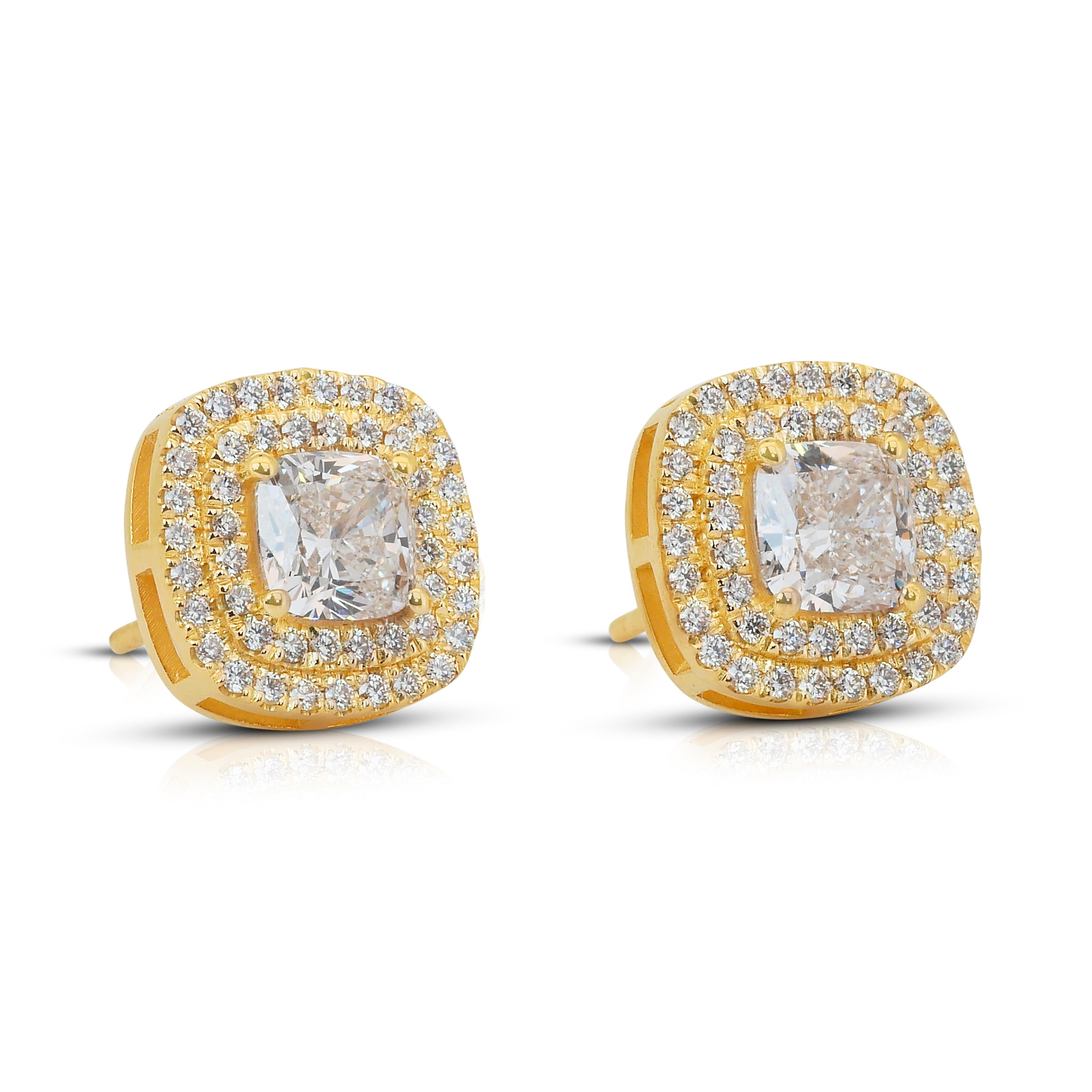 Clous d'oreilles en or jaune 18 carats avec double halo de diamants de 2,97 carats Neuf - En vente à רמת גן, IL