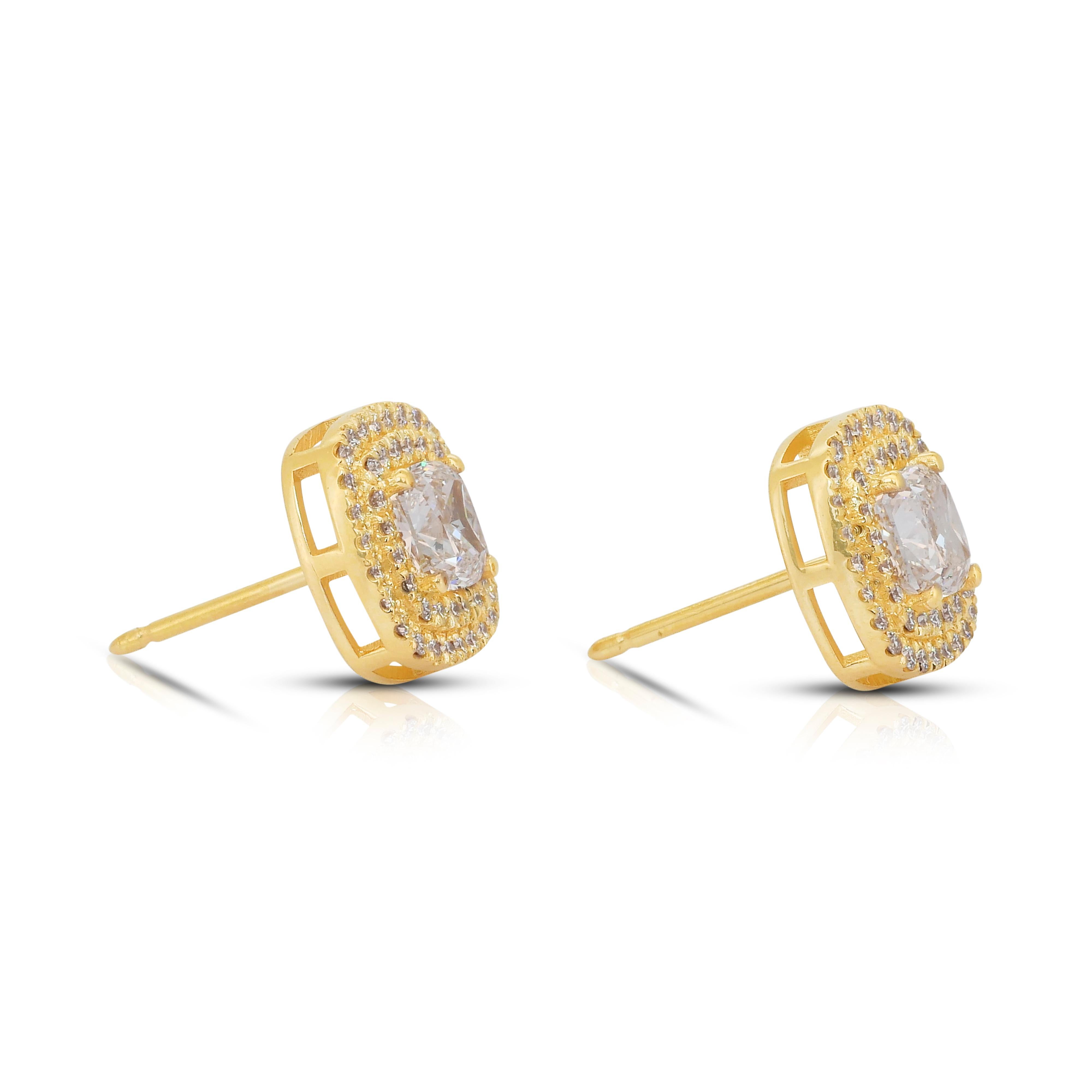 Clous d'oreilles en or jaune 18 carats avec double halo de diamants de 2,97 carats en vente 1
