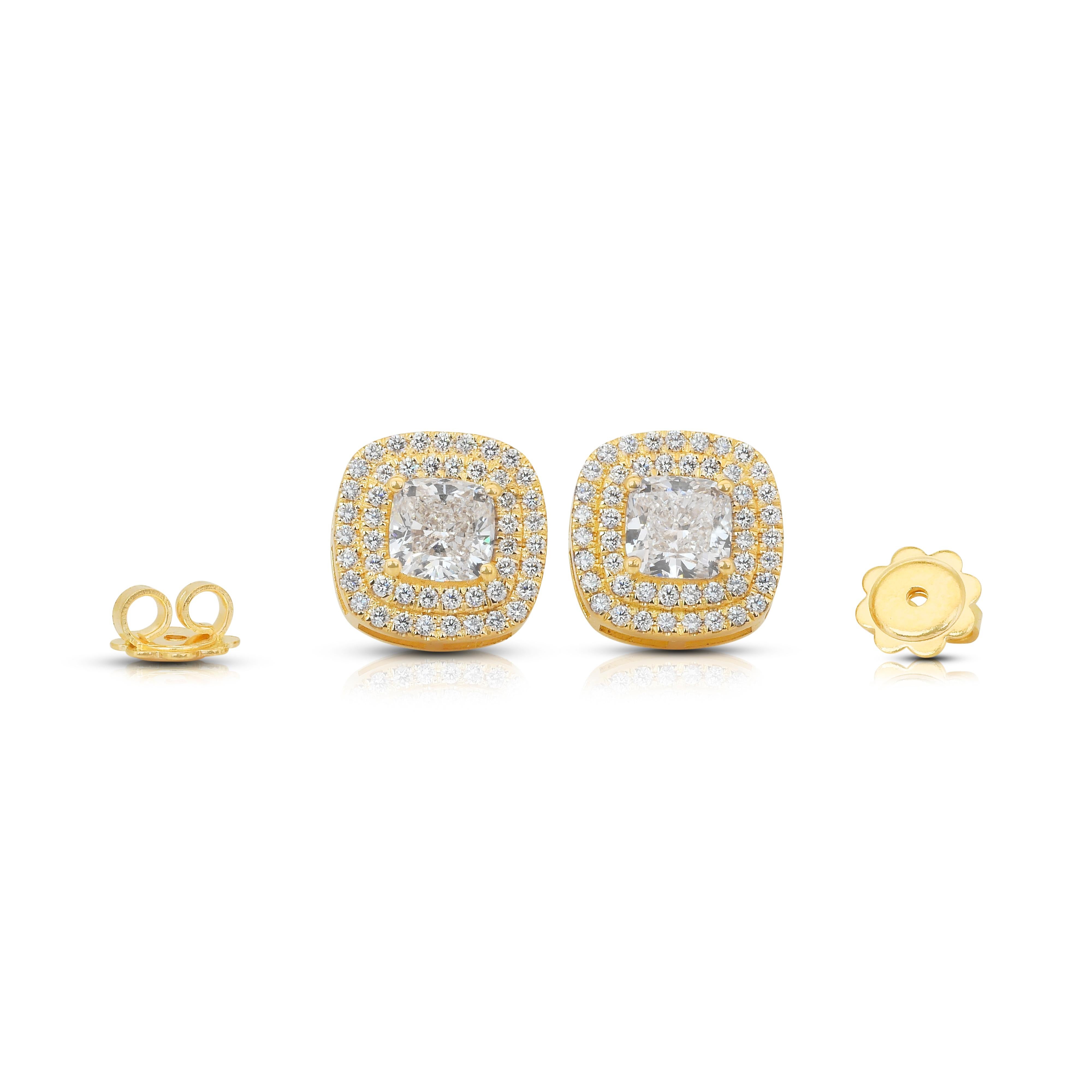 Clous d'oreilles en or jaune 18 carats avec double halo de diamants de 2,97 carats en vente 3