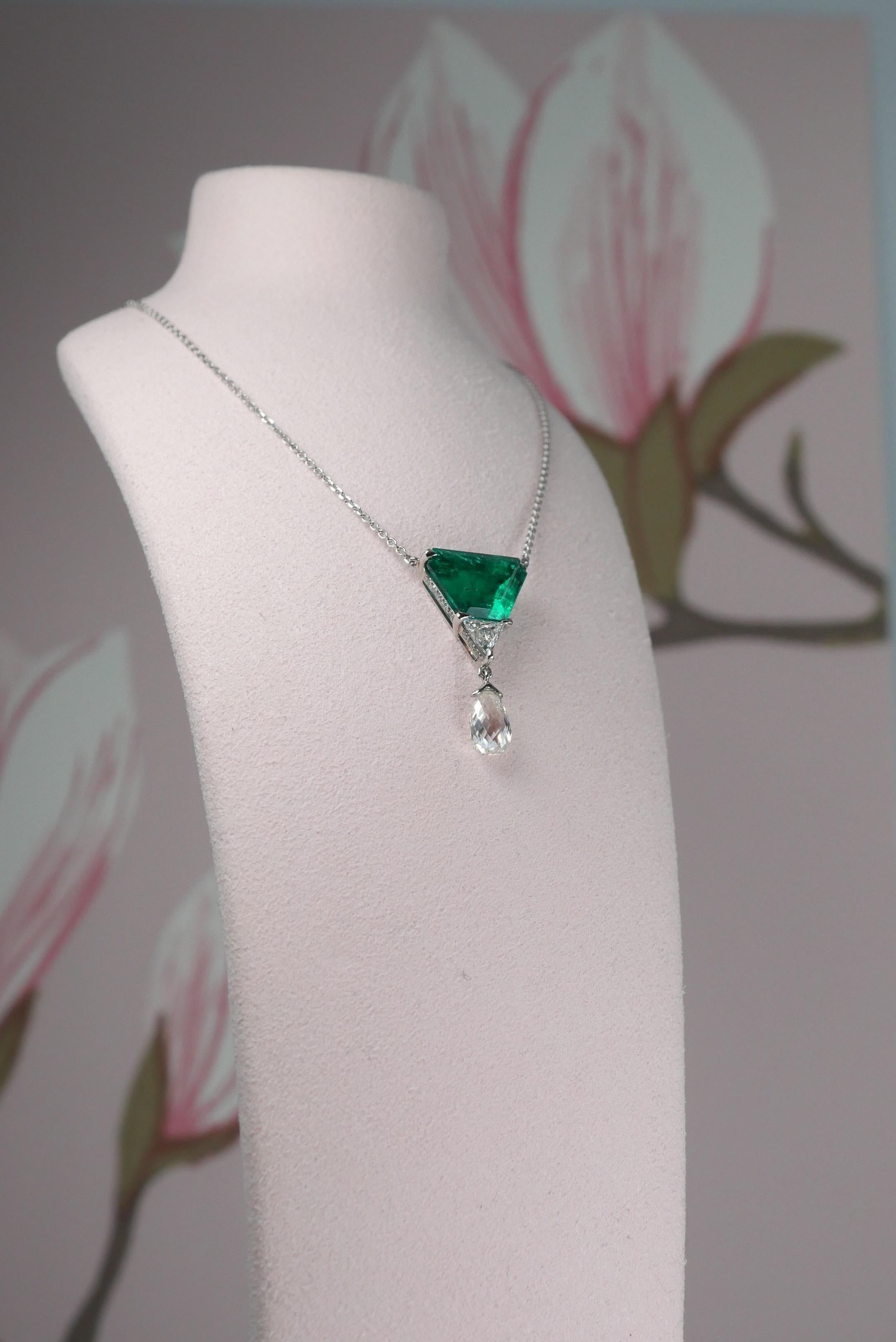 Art Deco Exquisite 3 Carats Colombian Emerald and Diamond Platinum Necklace For Sale