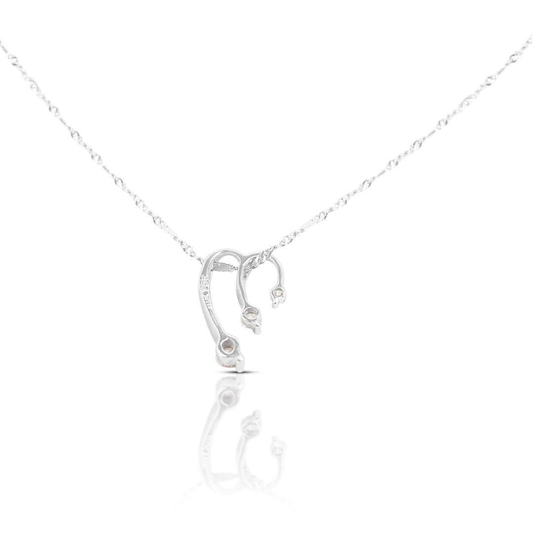 Exquisite 3-stone Diamond Necklace set in gleaming 18K White Gold For Sale 1