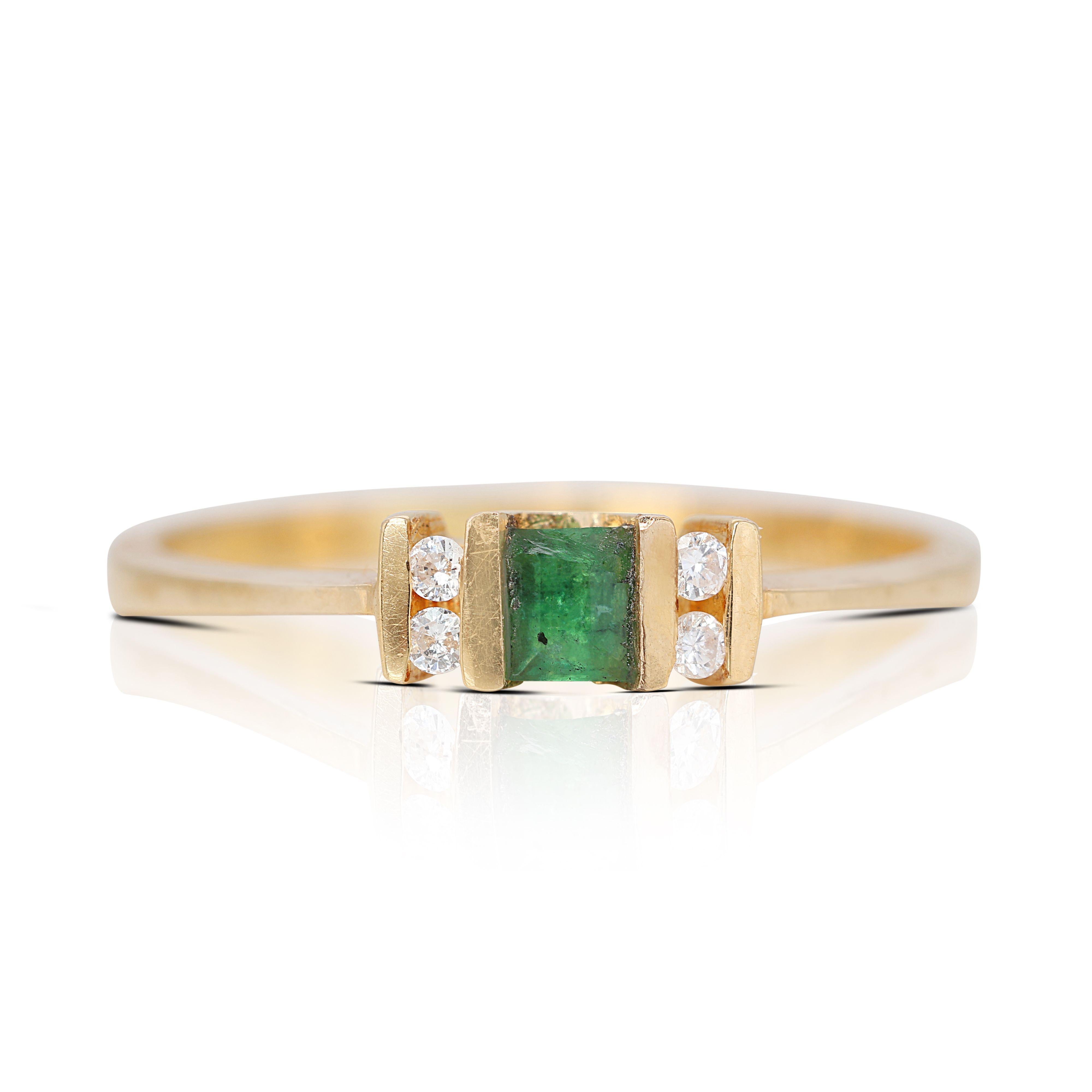 Round Cut Exquisite 3-stone Emerald Diamond Ring in 18K Yellow Gold For Sale