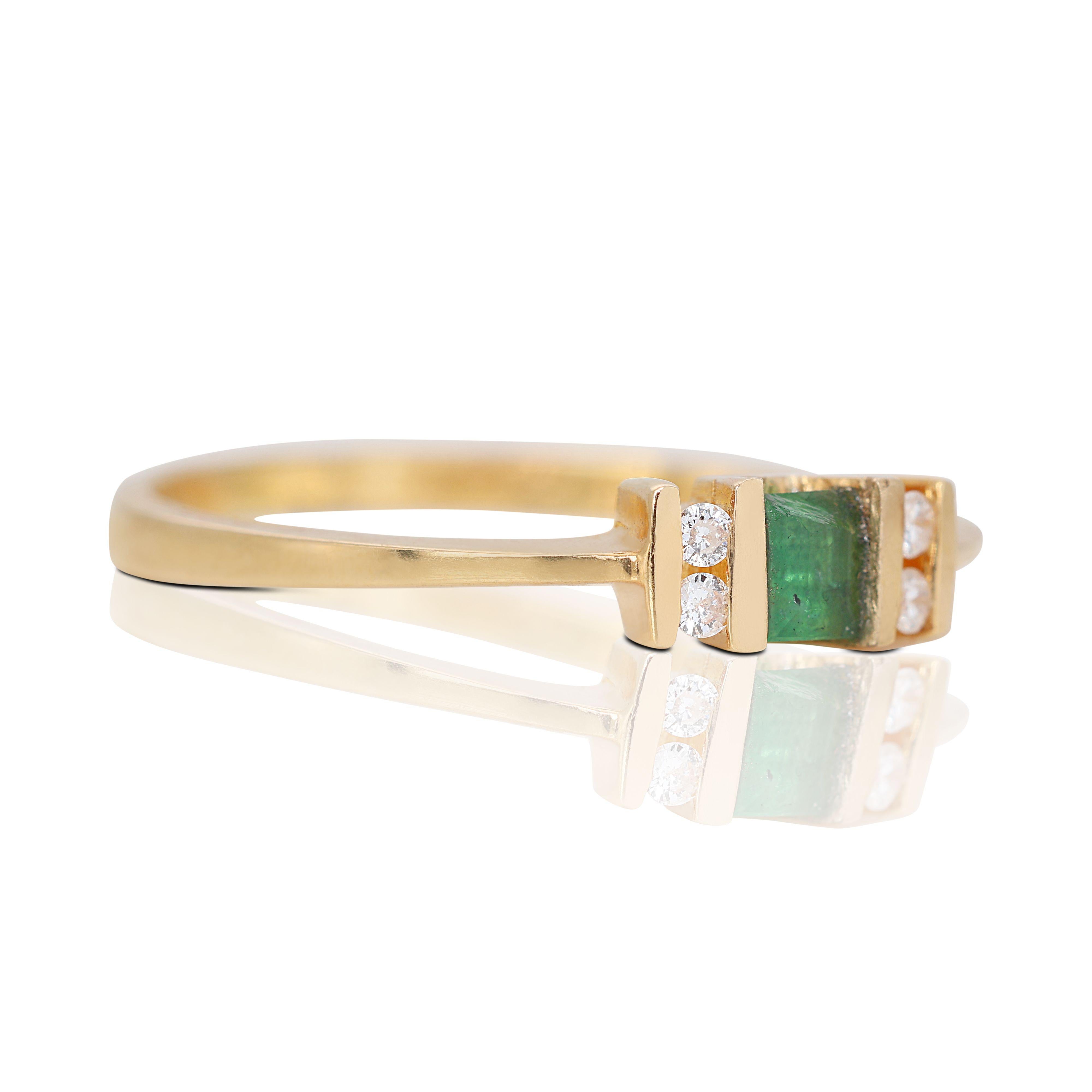 Exquisite 3-stone Emerald Diamond Ring in 18K Yellow Gold In Excellent Condition For Sale In רמת גן, IL