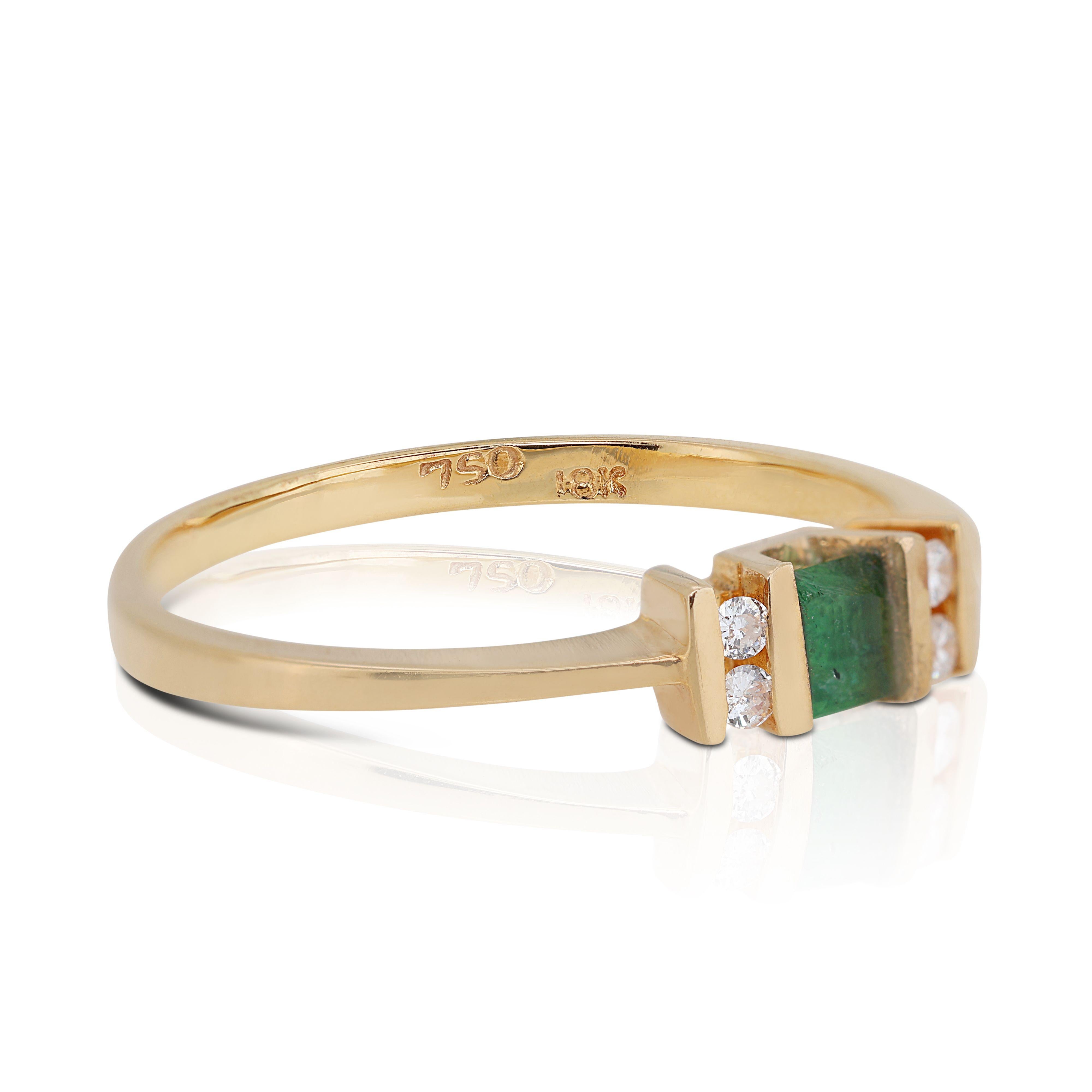 Women's Exquisite 3-stone Emerald Diamond Ring in 18K Yellow Gold For Sale