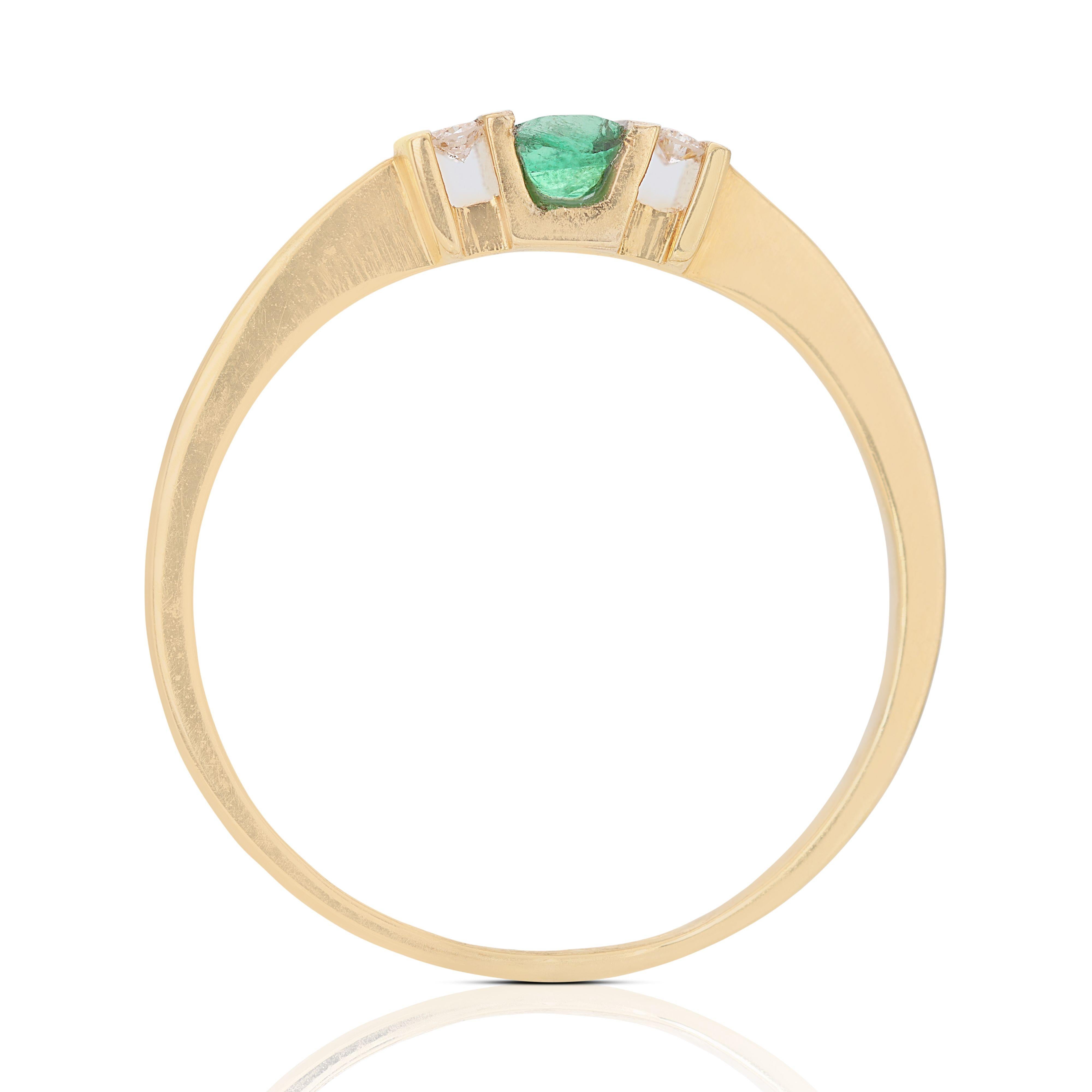 Exquisite 3-stone Emerald Diamond Ring in 18K Yellow Gold For Sale 1