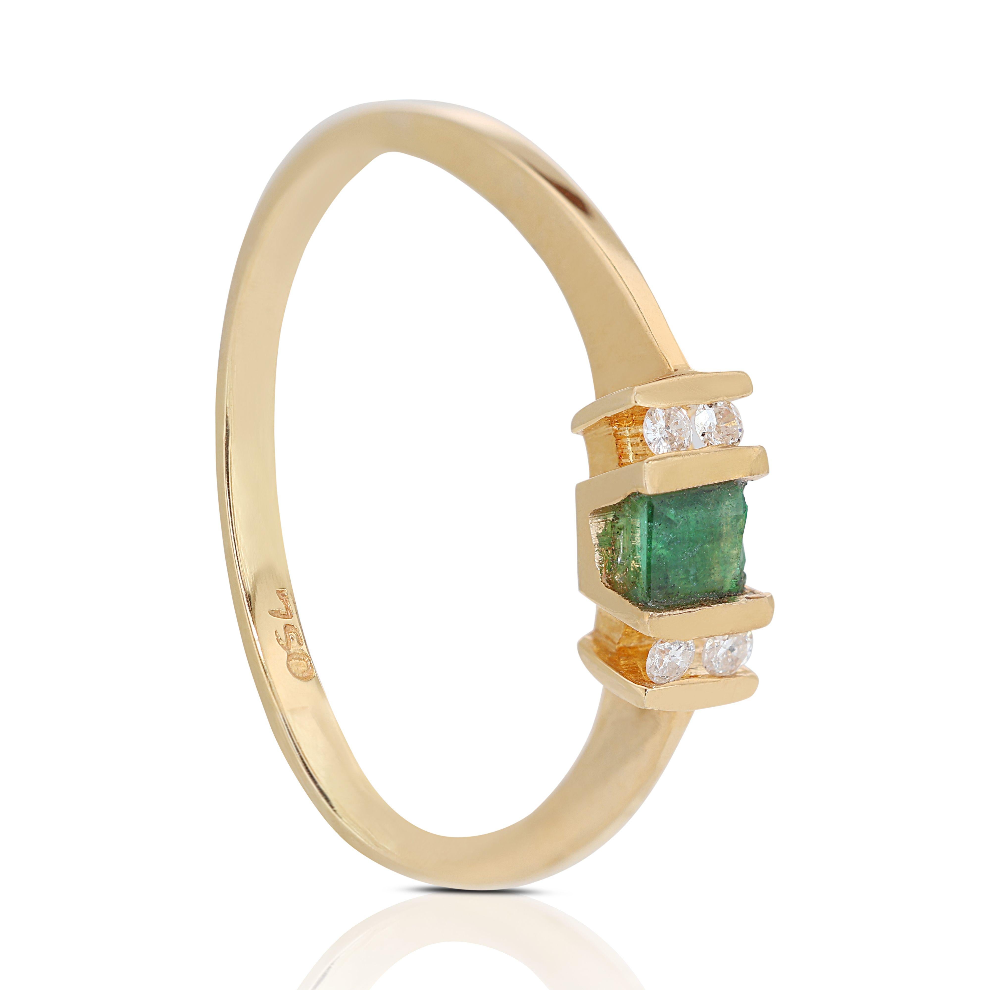 Exquisite 3-stone Emerald Diamond Ring in 18K Yellow Gold For Sale 3