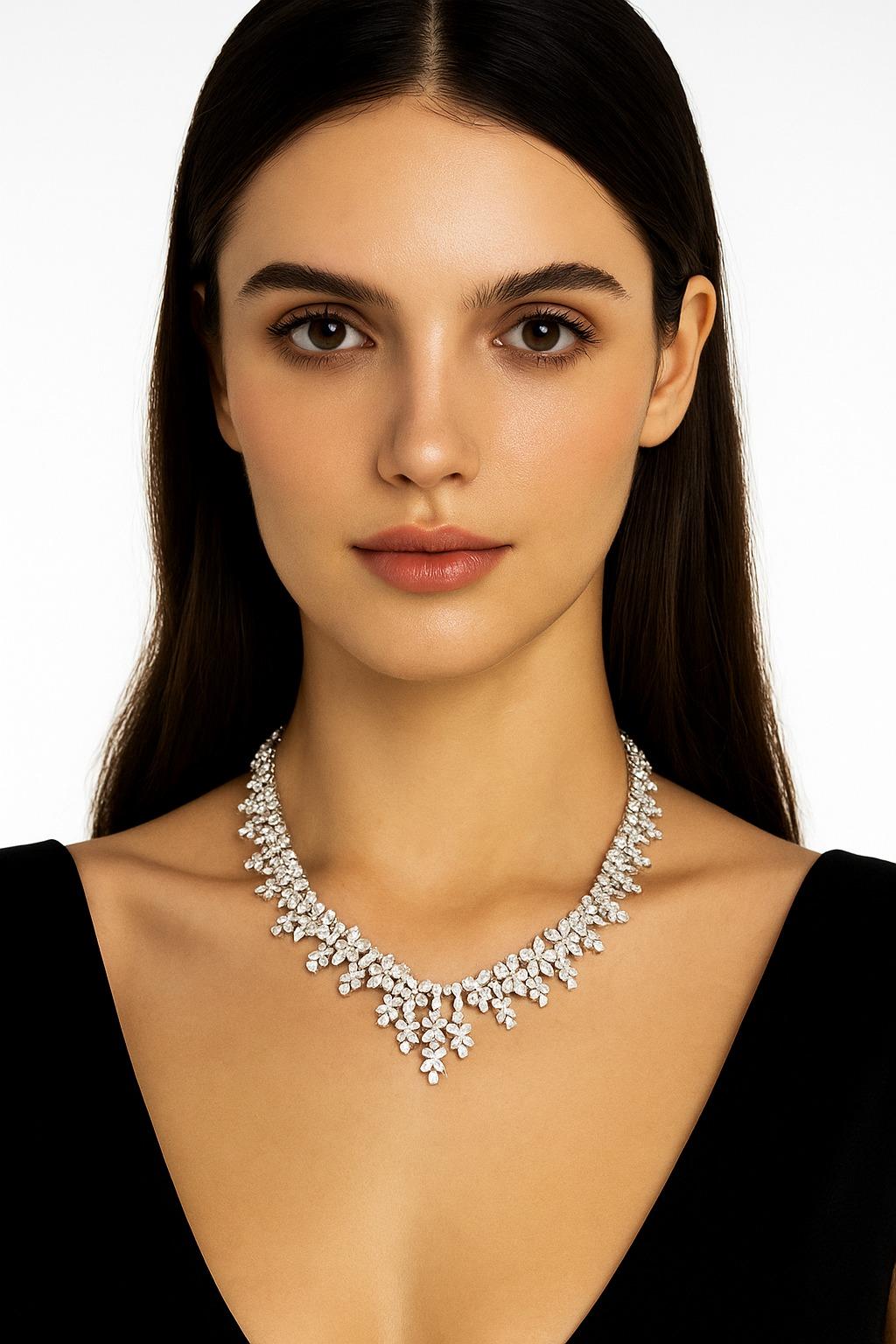 Collier exquis de 30 carats de diamants Gala de taille mixte en or blanc 18 carats

Ce collier extraordinaire en diamants de taille mixte est une déclaration époustouflante d'art et de brillance. Il présente un arrangement complexe de diamants