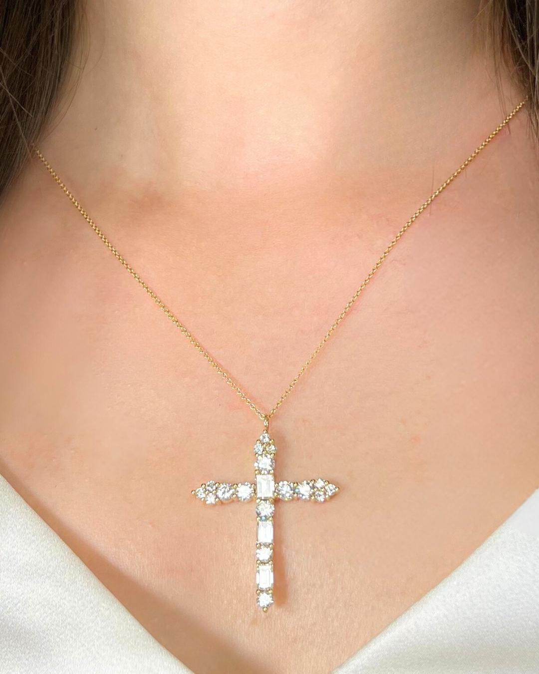 Exquisite 3,03ct natürlichen Diamanten Halskette mit Kreuz-Anhänger in 18k Gelbgold - IGI zertifiziert

Diese opulente Halskette aus 18 Karat Gelbgold ist mit 17 runden Brillanten von insgesamt 1,91 Karat in schillernder Farbe und hervorragender