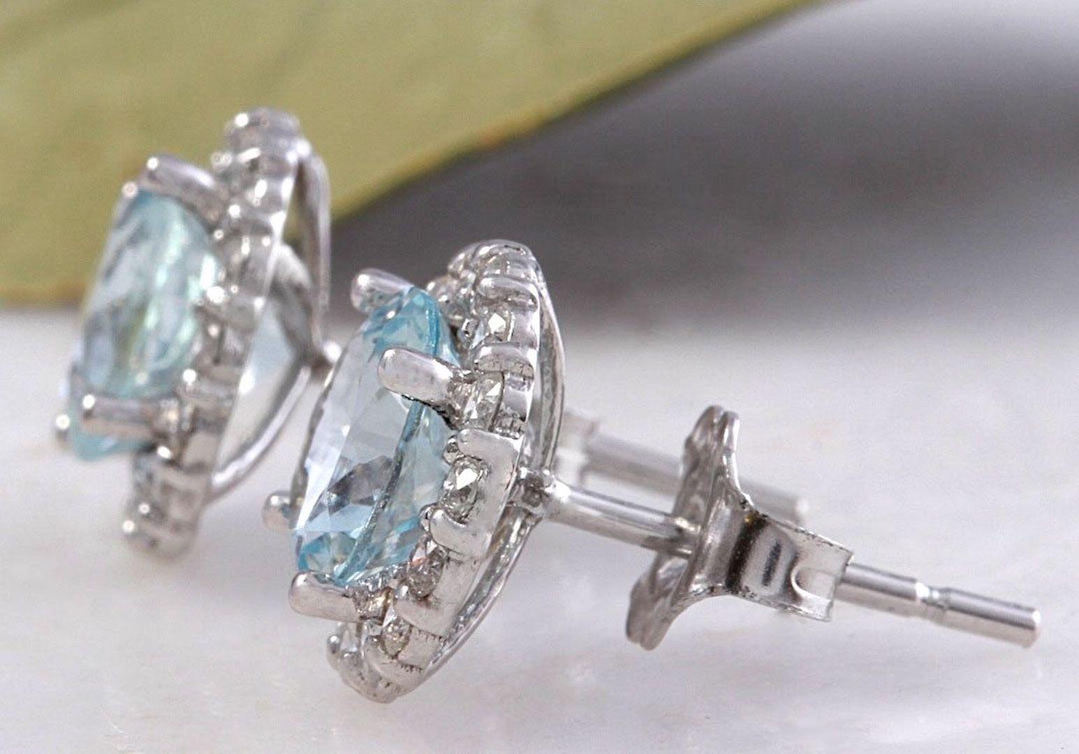 Round Cut Exquisite 3.05 Carat Natural Aquamarine and Diamond 14k Solid White Gold Stud For Sale