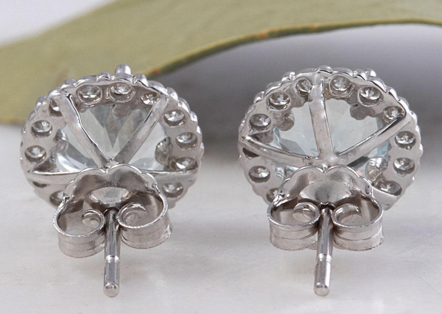 Exquisite 3.05 Carat Natural Aquamarine and Diamond 14k Solid White Gold Stud In New Condition For Sale In Los Angeles, CA