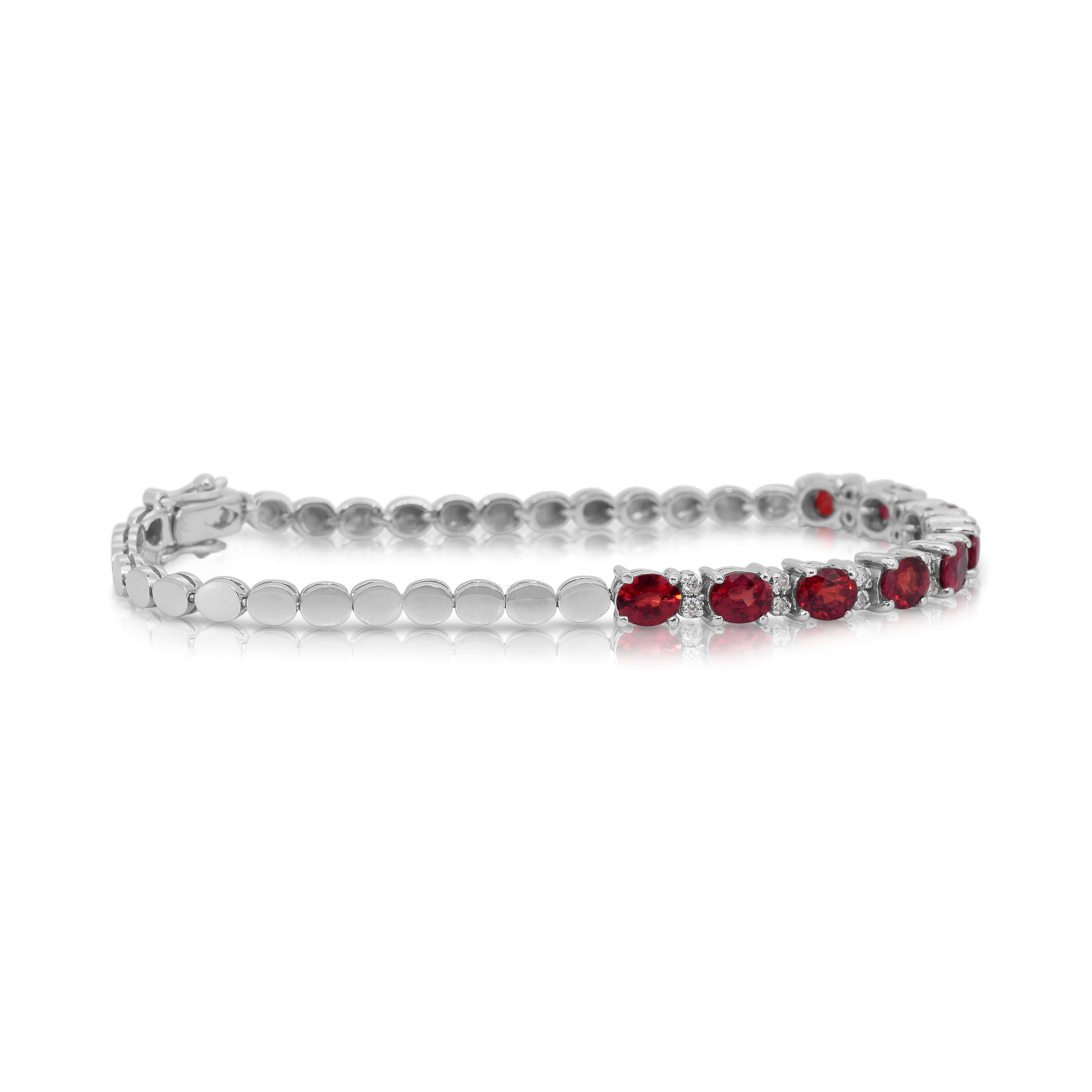 Exquisite 3,08ct Rubine und Diamanten Armband in 18k Weißgold 

Strahlen Sie Eleganz aus mit diesem exquisiten Armband aus 18 Karat Weißgold, in dem ein roter Rubin im Ovalschliff mit 2,86 Karat besticht. Die leuchtenden Rubine ziehen die Blicke auf