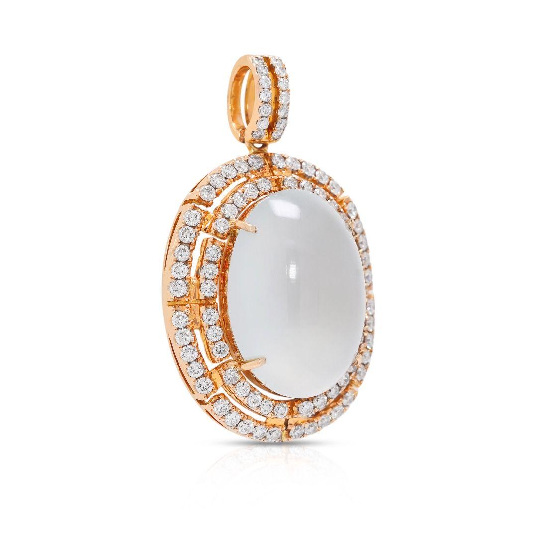 Exquisite 30ct Ice Jade & 1.3ct Natural Diamond Pendant in 18K Yellow Gold Corte redondo en venta