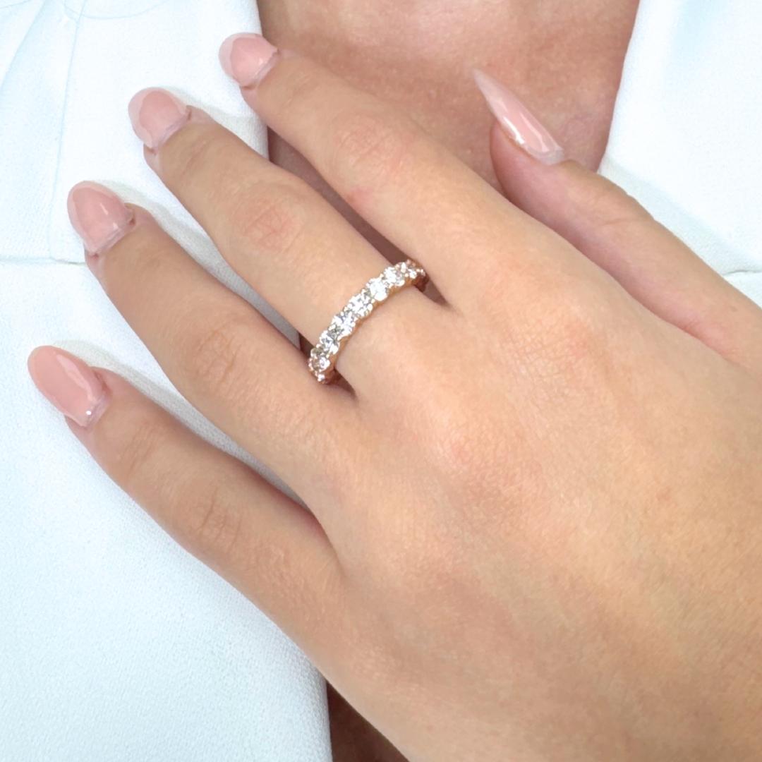 Squisito anello a fascia di eternità con 3,13 carati di diamanti in oro rosa 18 carati - certificato IGI

Festeggia l'amore eterno con questa squisita fascia per l'eternità con diamanti, realizzata a mano in oro rosa 18 carati. Con 19 diamanti tondi