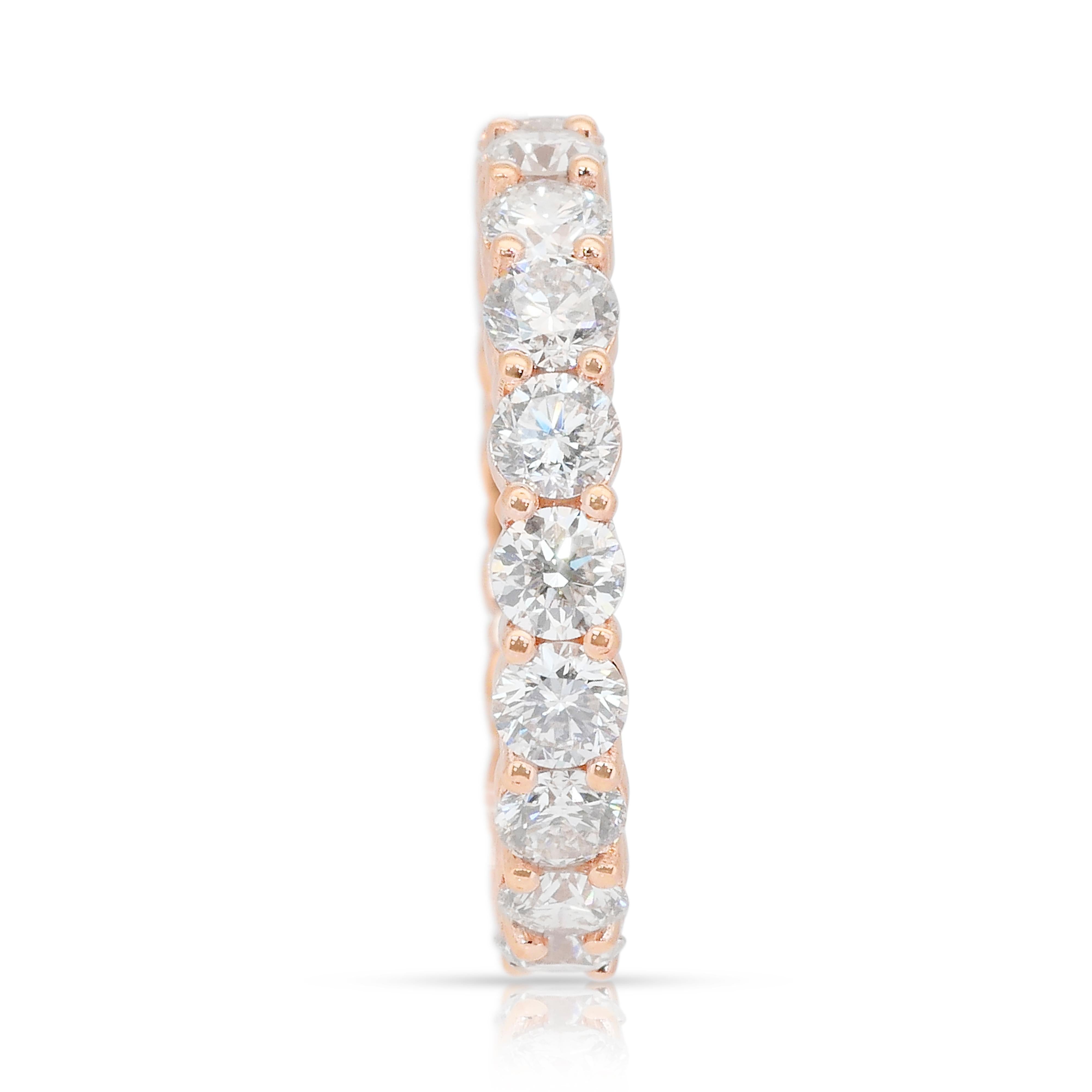 Squisito anello a fascia di eternità con 3,13 carati di diamanti in oro rosa 18 carati - certificato IGI in vendita 1