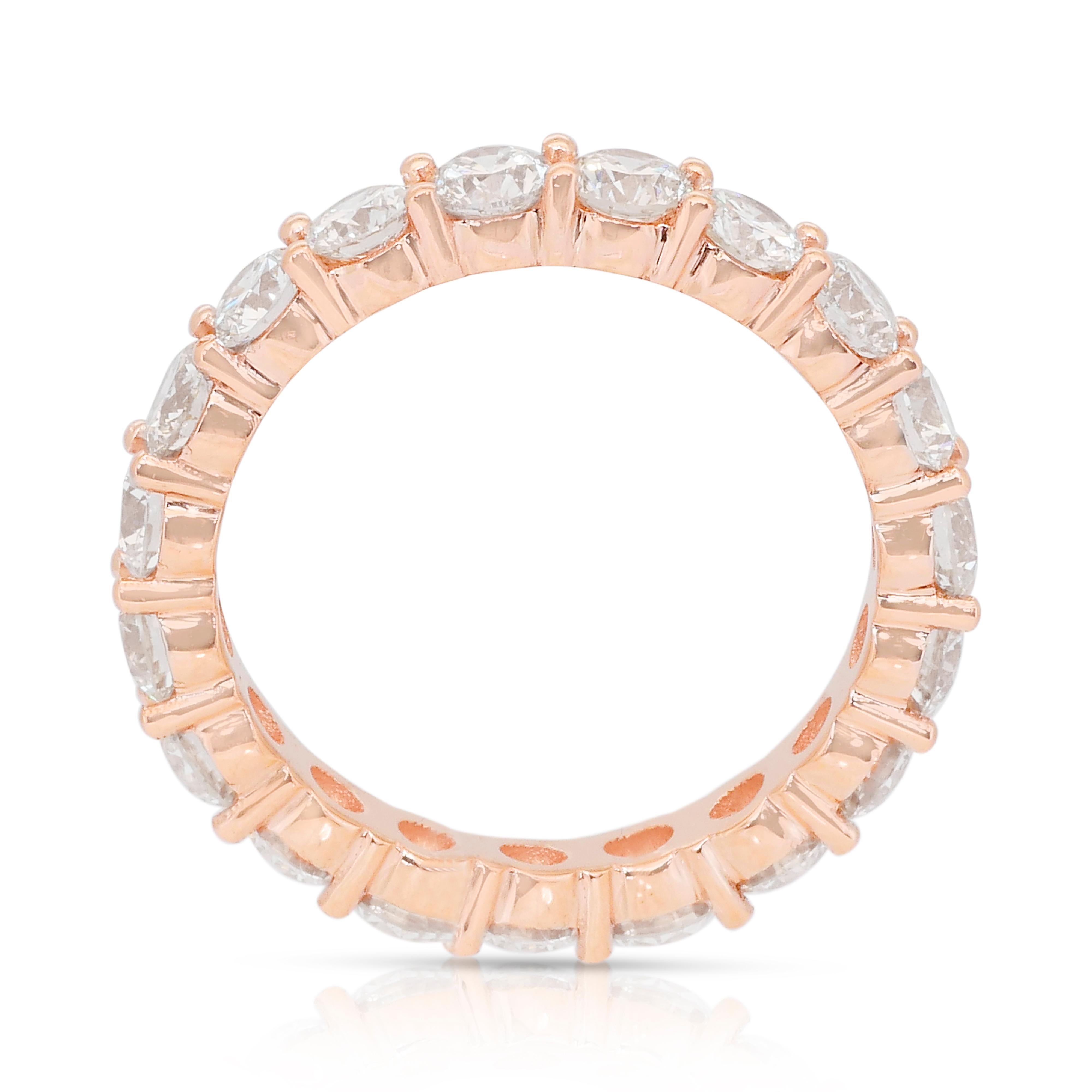 Squisito anello a fascia di eternità con 3,13 carati di diamanti in oro rosa 18 carati - certificato IGI in vendita 3