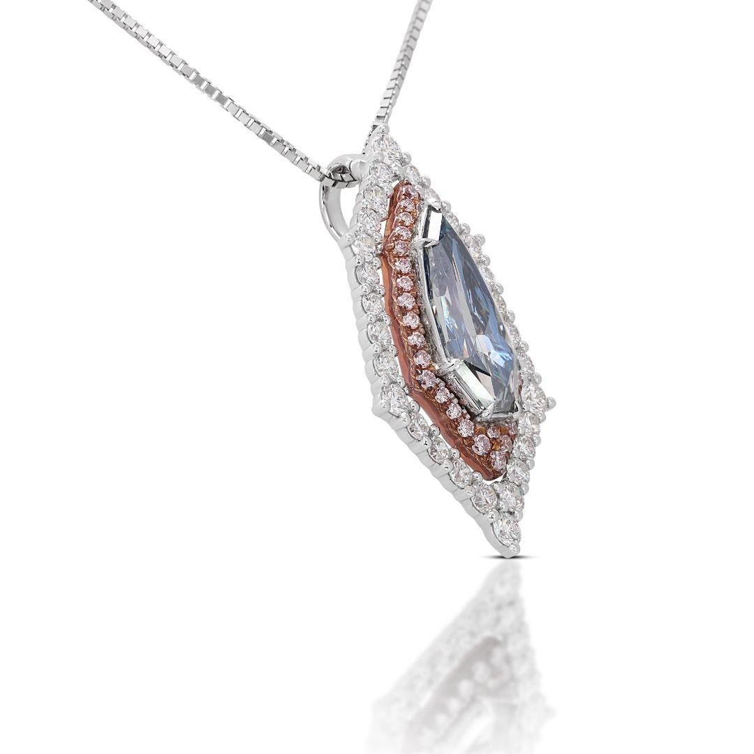 Taille losange Magnifique pendentif en diamant bleu-gris de 3,27 carats orné de diamants roses et blancs en vente