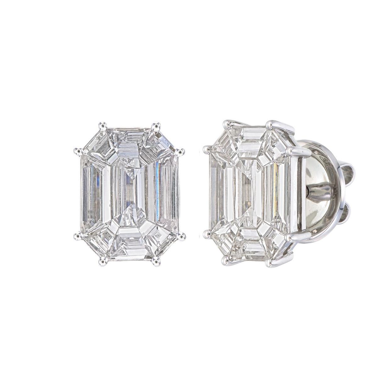 Laissez-vous séduire par l'éclat de ces superbes boucles d'oreilles en diamant émeraude taillé de 3,50 carats, méticuleusement conçues pour exsuder la sophistication et le luxe. Chaque boucle d'oreille présente une grappe de diamants taillés avec
