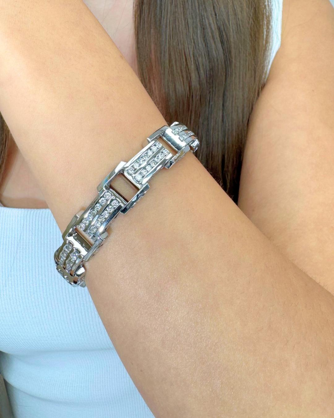 Squisito bracciale con 4,01 carati di diamanti in oro bianco 14k - certificato IGI

Questo splendido bracciale in oro bianco 14k risplende della brillantezza di 124 diamanti rotondi, per un totale di 4,01 carati. Con un buon grado di taglio, questi