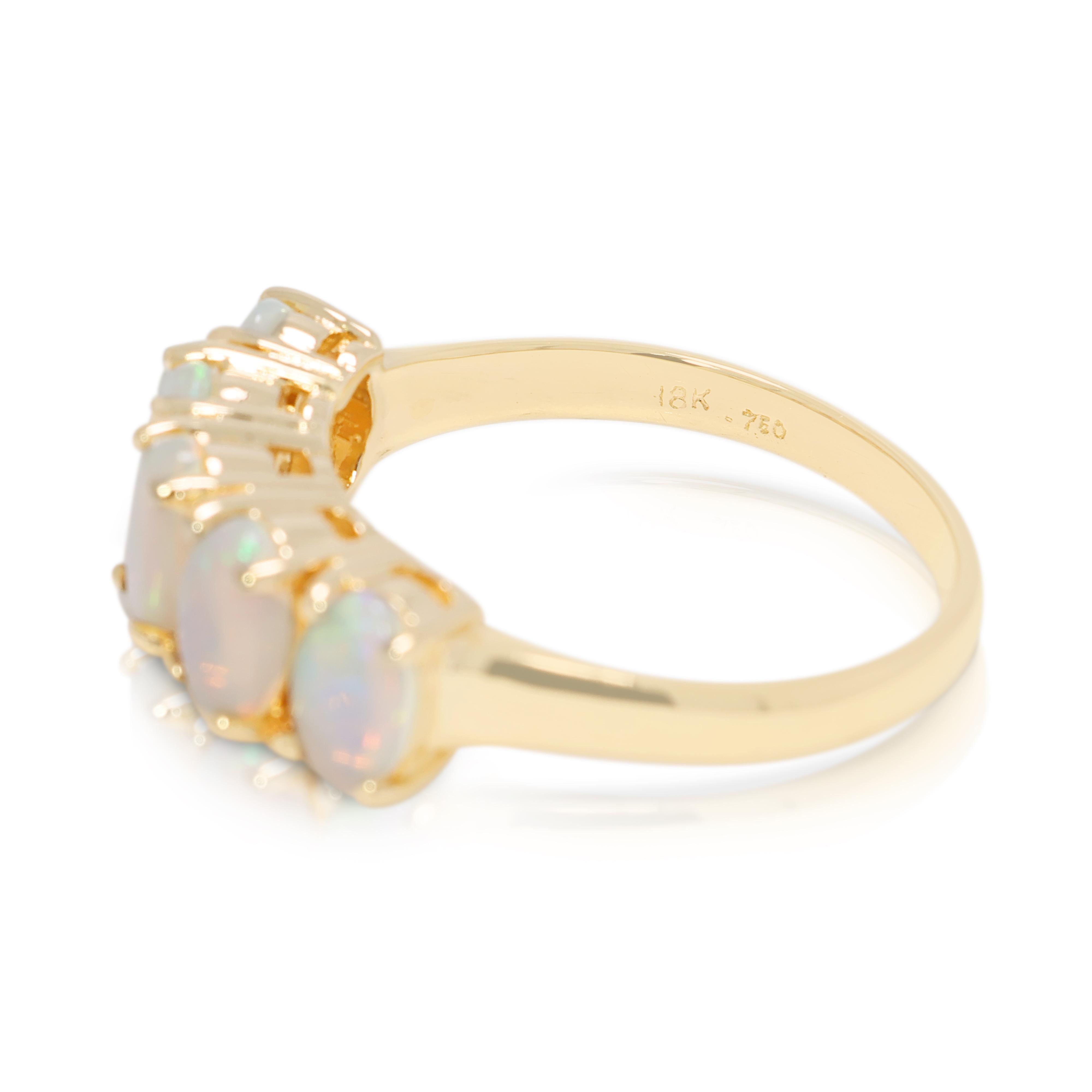 Taglio ovale Squisito anello con 5 pietre di opale in oro giallo 18K in vendita