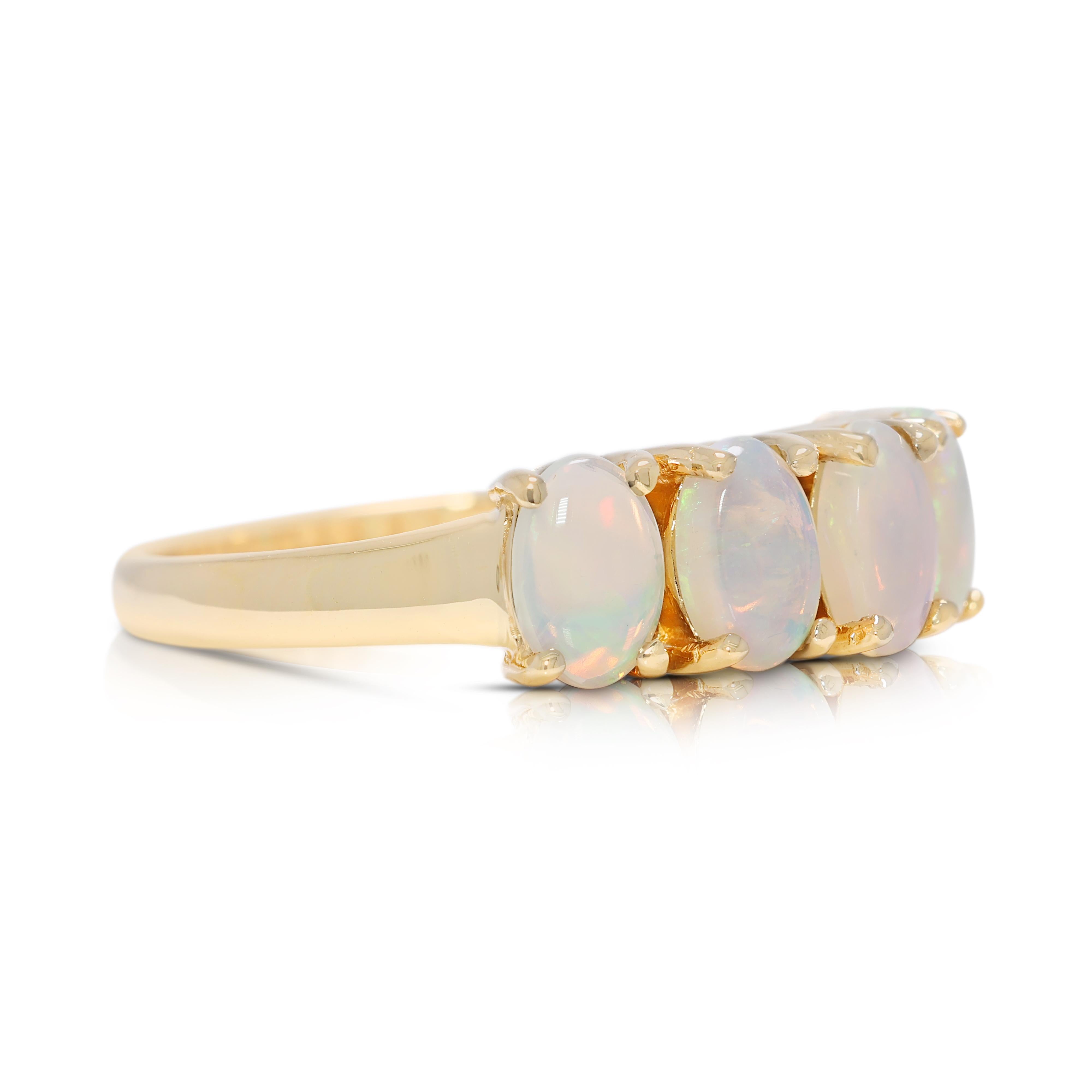 Squisito anello con 5 pietre di opale in oro giallo 18K In condizioni ottime in vendita a רמת גן, IL