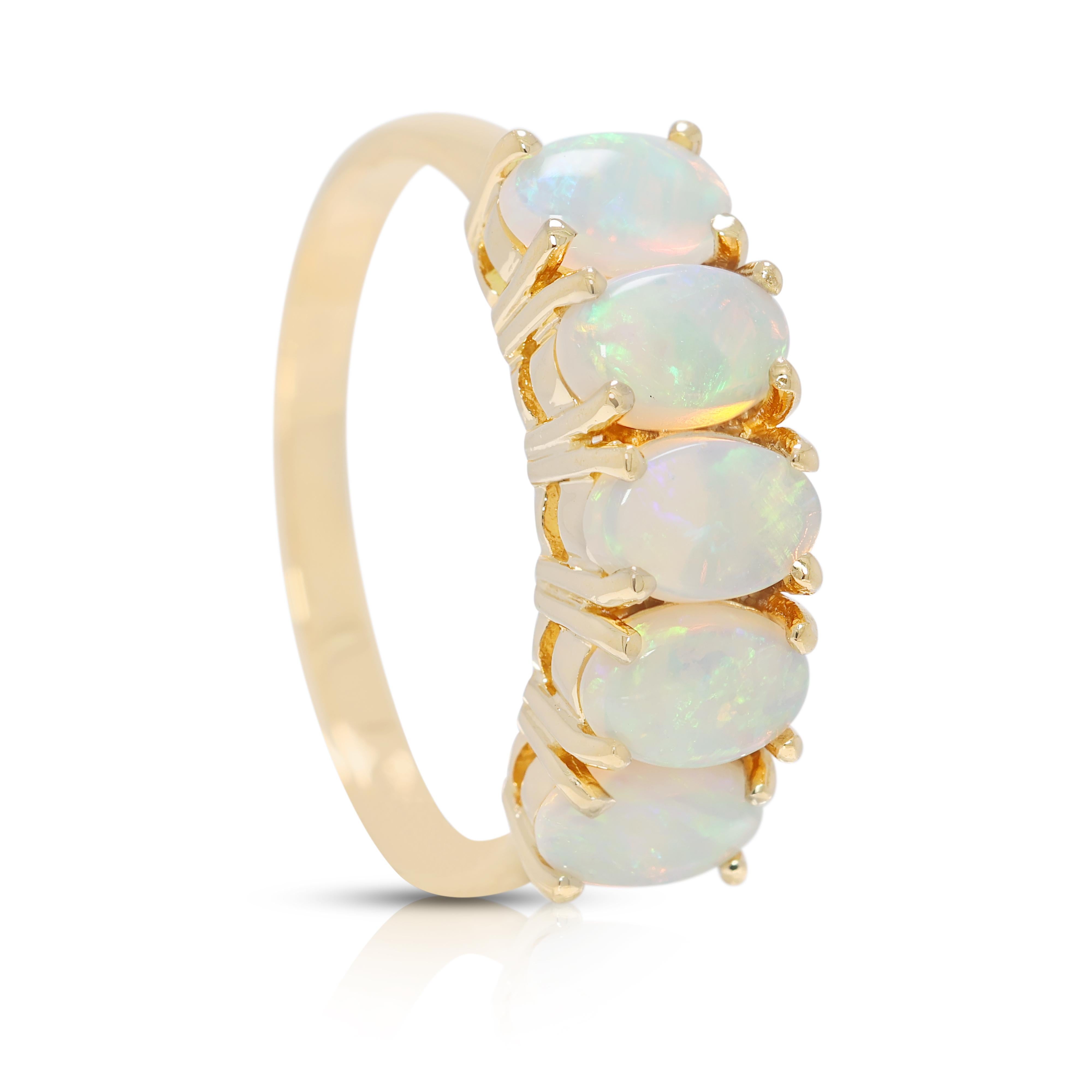 Squisito anello con 5 pietre di opale in oro giallo 18K in vendita 1