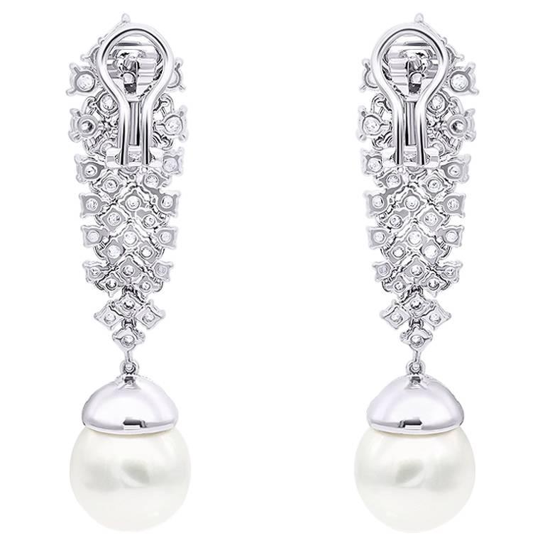 Ladies Diamond Dangling Drop Earrings

– Skillfully crafted in 18kt solid White Gold
– Contains 2 Round 13.0mm South Sea Pearls 
– Diamonds 5.25 Carat F color VS2 clarity 
  -The diamonds are handset in prong setting
– European backs for easy wear
