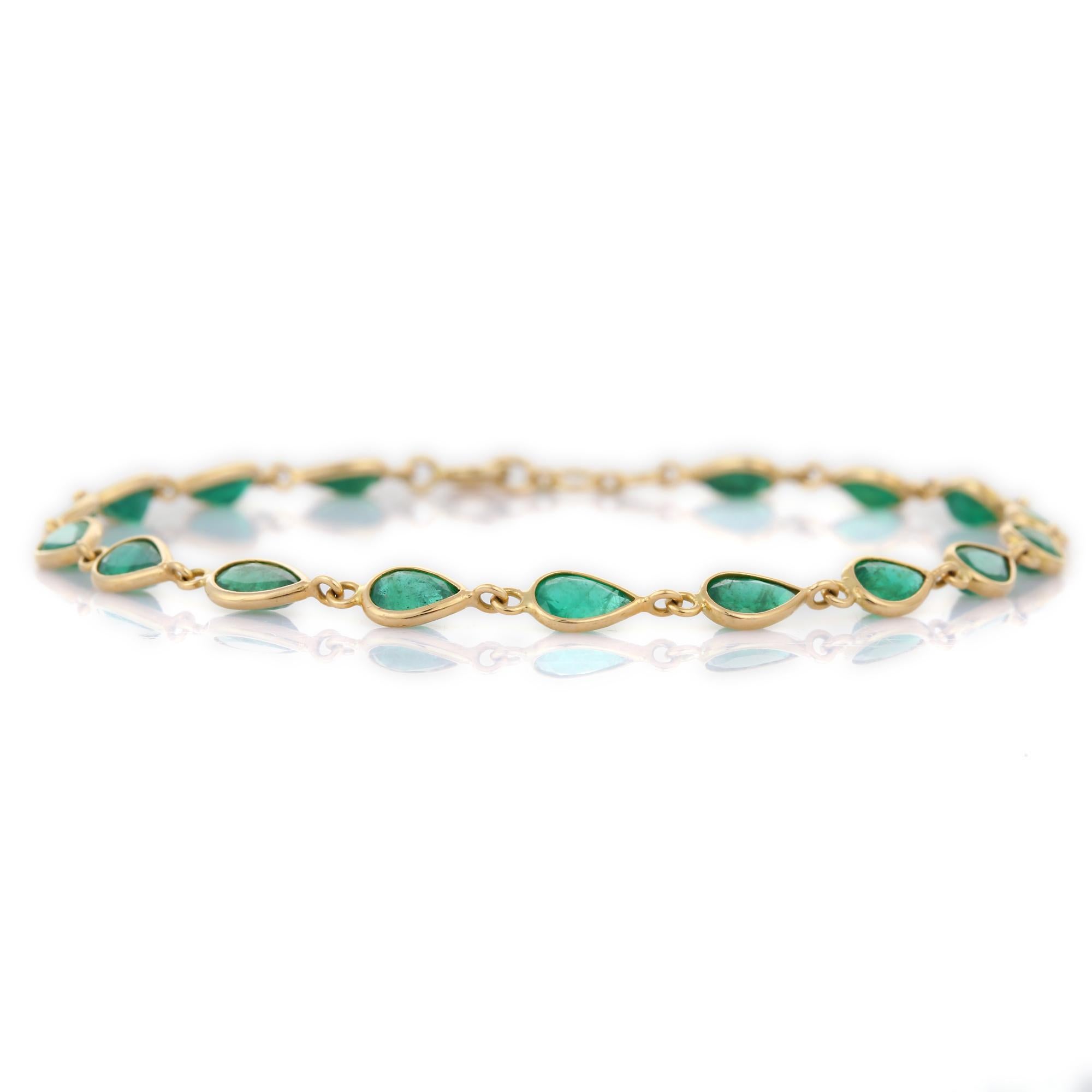 Contemporary Exquisite 5.75 ct Pear Cut Emerald Chain Bracelet Inlaid in 18K Yellow Gold For Sale