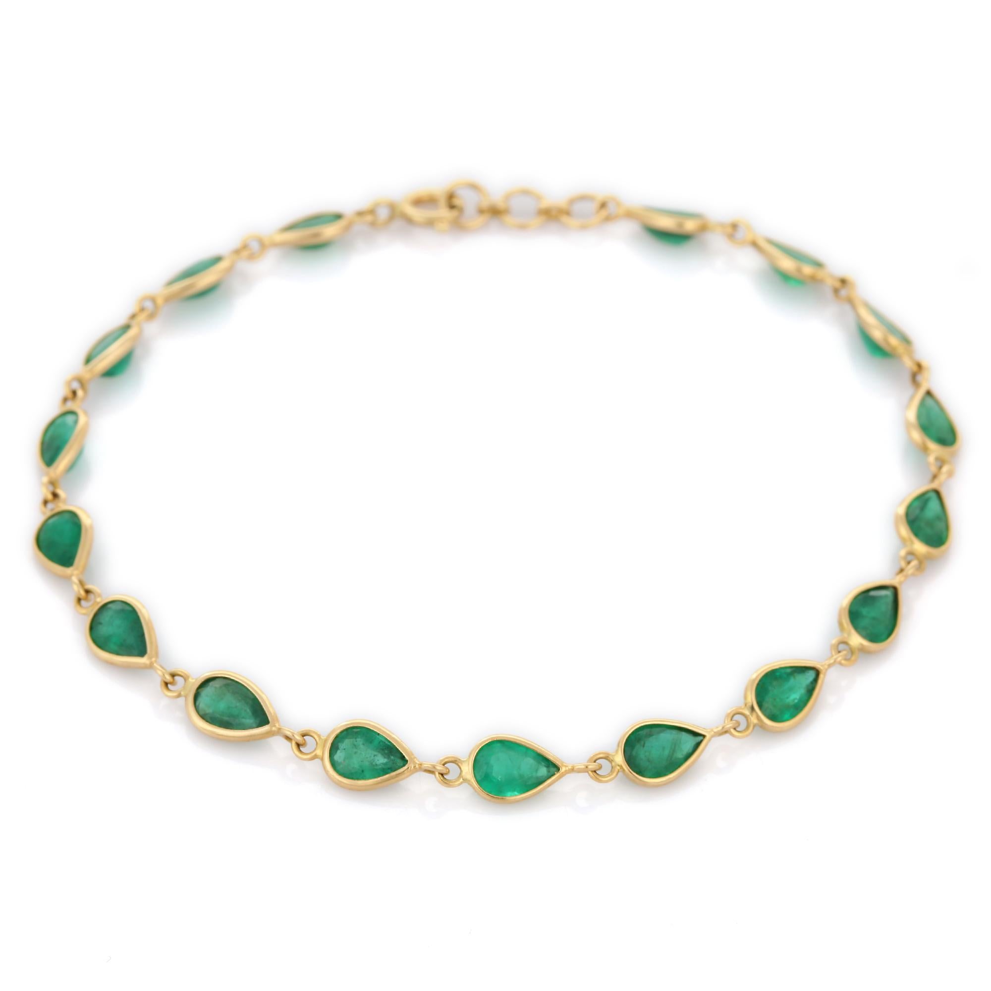Exquisite 5.75 ct Pear Cut Emerald Chain Bracelet Inlaid in 18K Yellow Gold In New Condition For Sale In Houston, TX