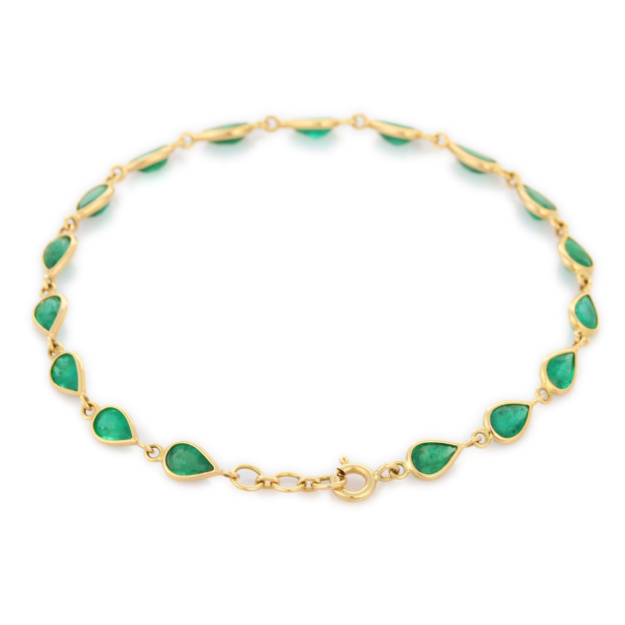 Women's Exquisite 5.75 ct Pear Cut Emerald Chain Bracelet Inlaid in 18K Yellow Gold For Sale