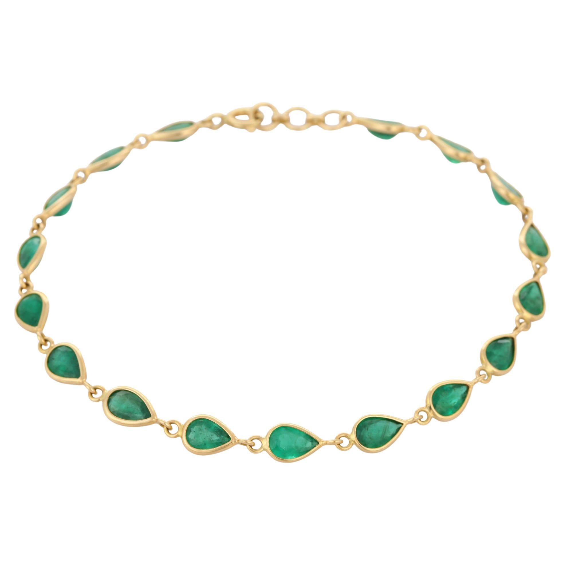 Exquisite 5.75 ct Pear Cut Emerald Chain Bracelet Inlaid in 18K Yellow Gold For Sale