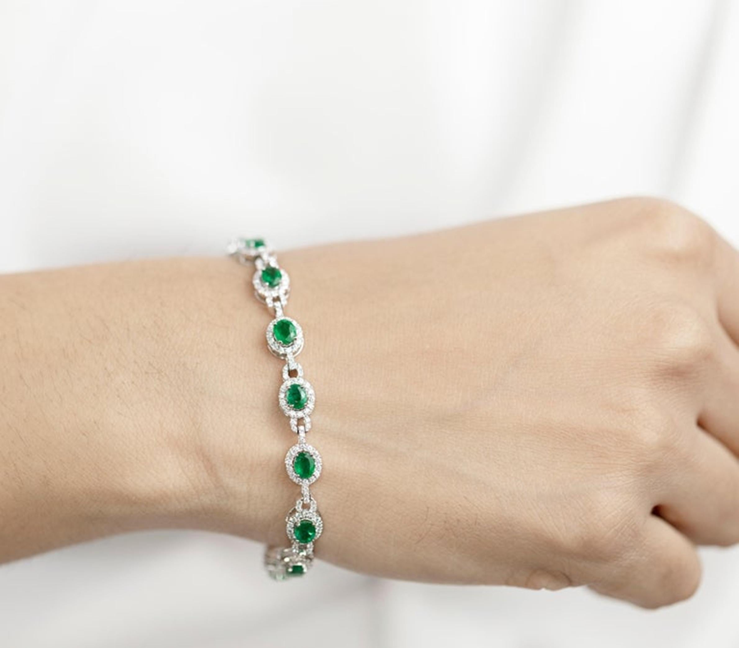 Exceptionnel bracelet en or blanc 18 carats avec émeraudes naturelles taille ovale de 5 carats et diamants Pour femmes en vente