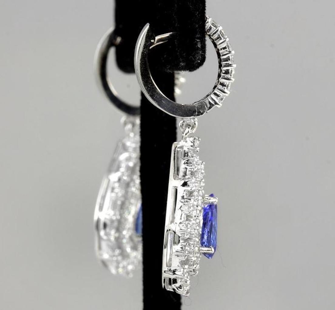 Taille ronde Exquis clous d'oreilles en or blanc massif 14 carats avec tanzanite naturelle de 6,00 carats et diamants en vente