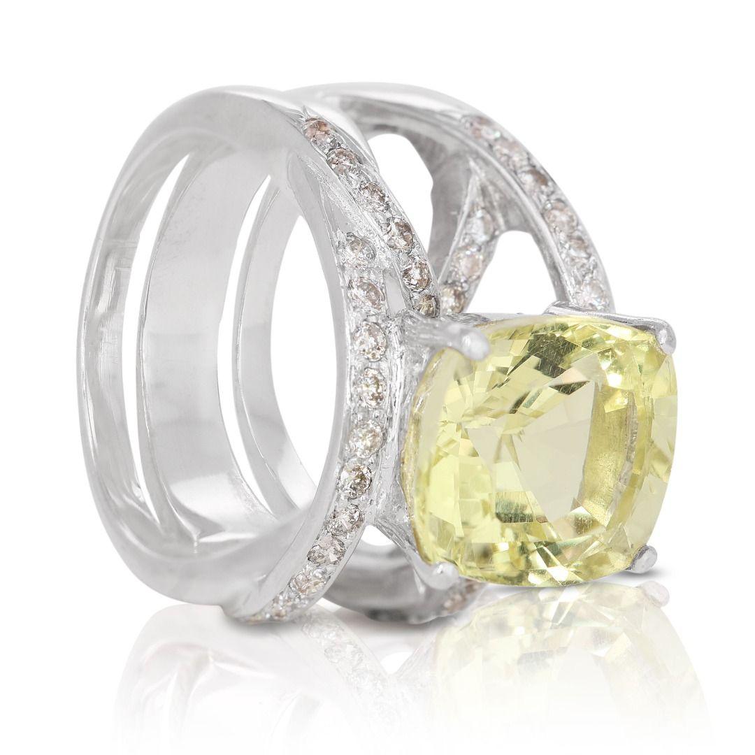 Exquisite 6.00ct Lemon Quartz Ring with Side Diamond In New Condition For Sale In רמת גן, IL