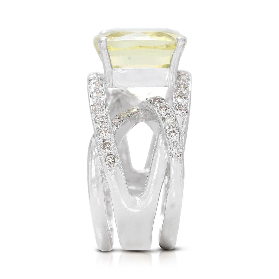 Women's Exquisite 6.00ct Lemon Quartz Ring with Side Diamond For Sale