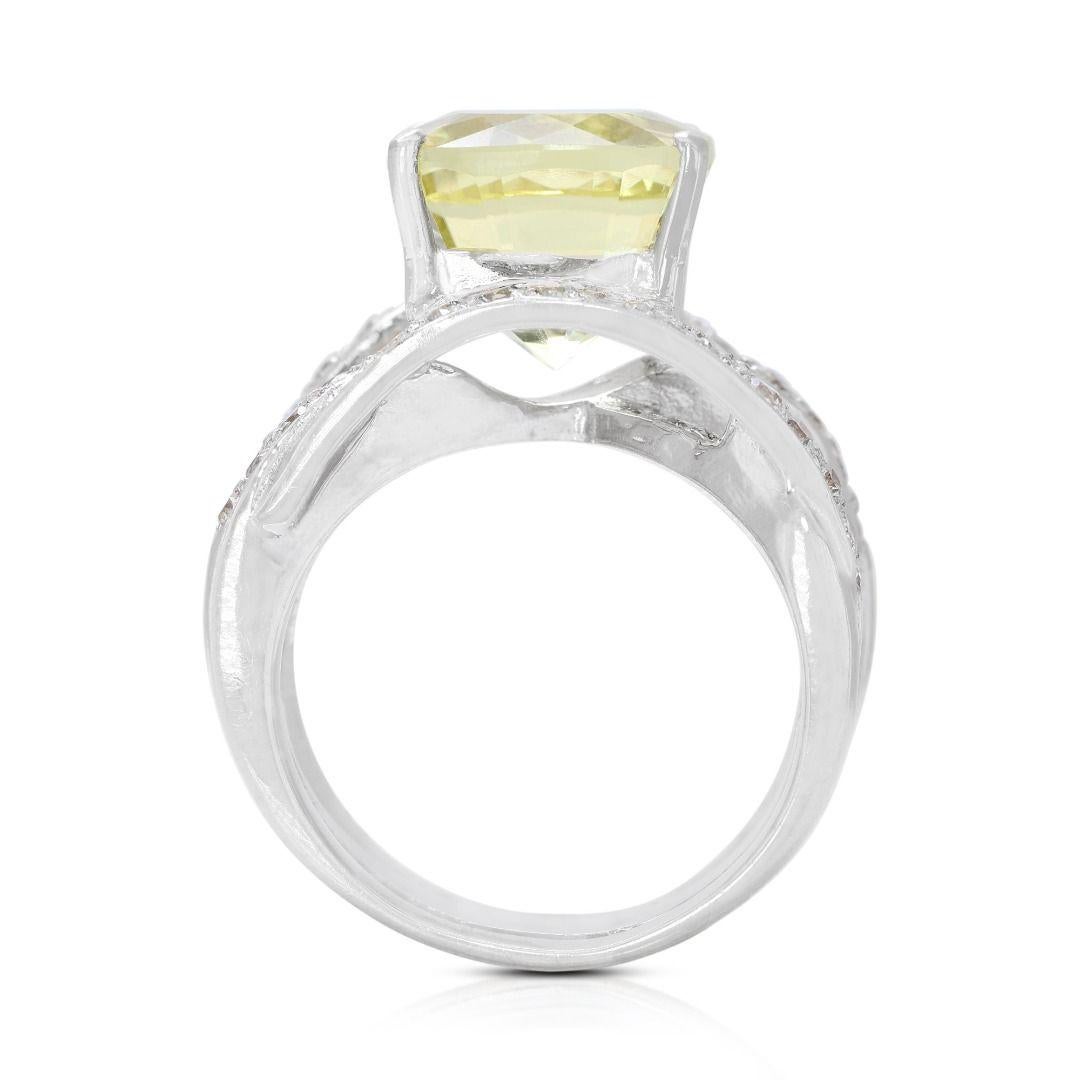 Exquisite 6.00ct Lemon Quartz Ring with Side Diamond For Sale 1