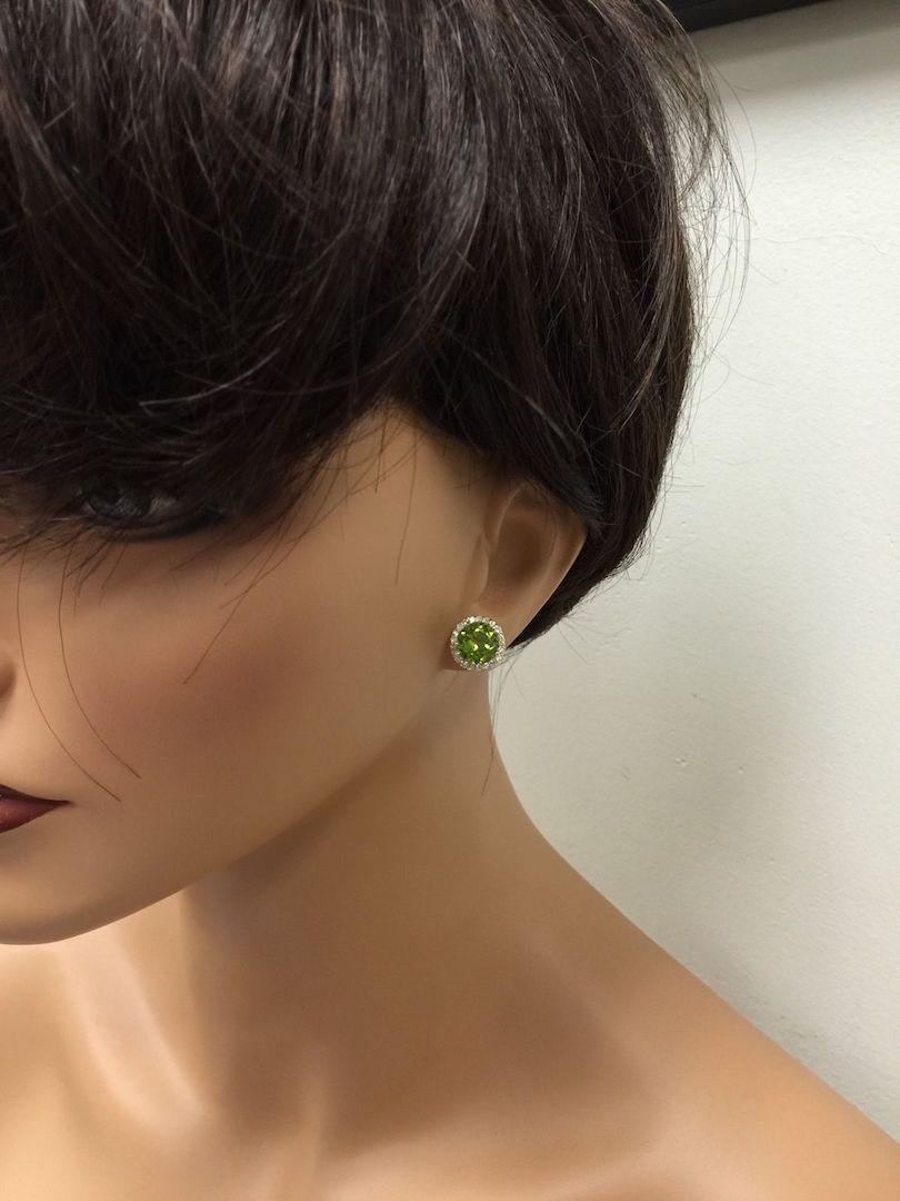 Exquisite 6.12 Carat Natural Green Peridot and Diamond 14 Karat Solid Gold For Sale 1