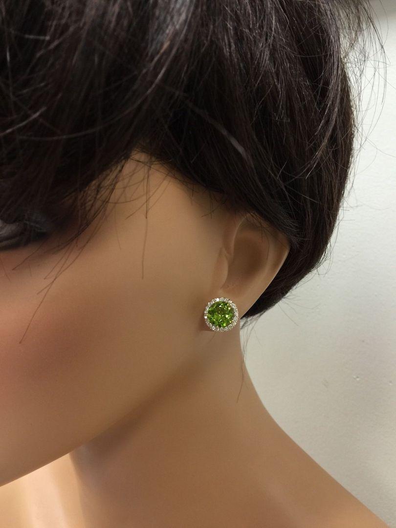 Exquisite 6.12 Carat Natural Green Peridot and Diamond 14 Karat Solid Gold For Sale 2