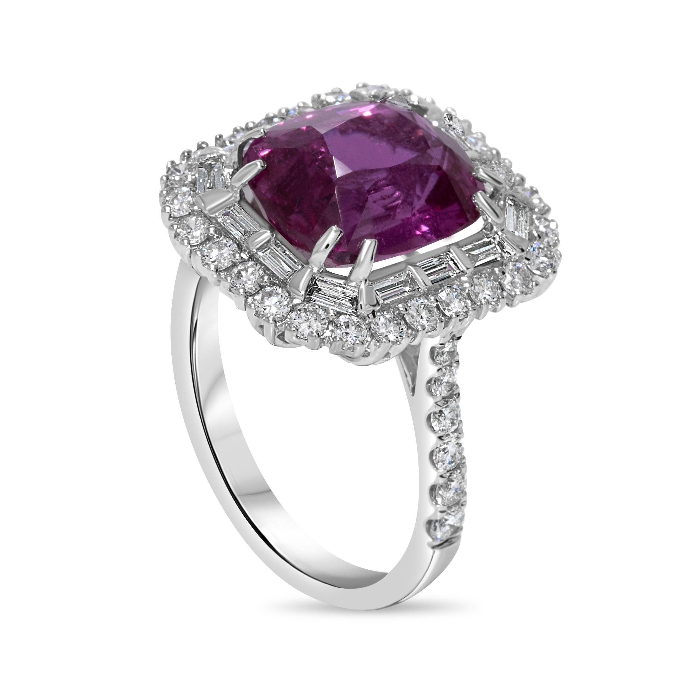 Contemporaneo Squisito anello con zaffiro a cuscino rosa violaceo e diamante da 6,51 carati Cert in 18k WG in vendita