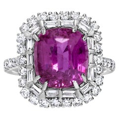Exquisito Anillo de Zafiro Cúbico y Diamantes Rosa Púrpura de 6,51 ct, engastado en oro de 18k