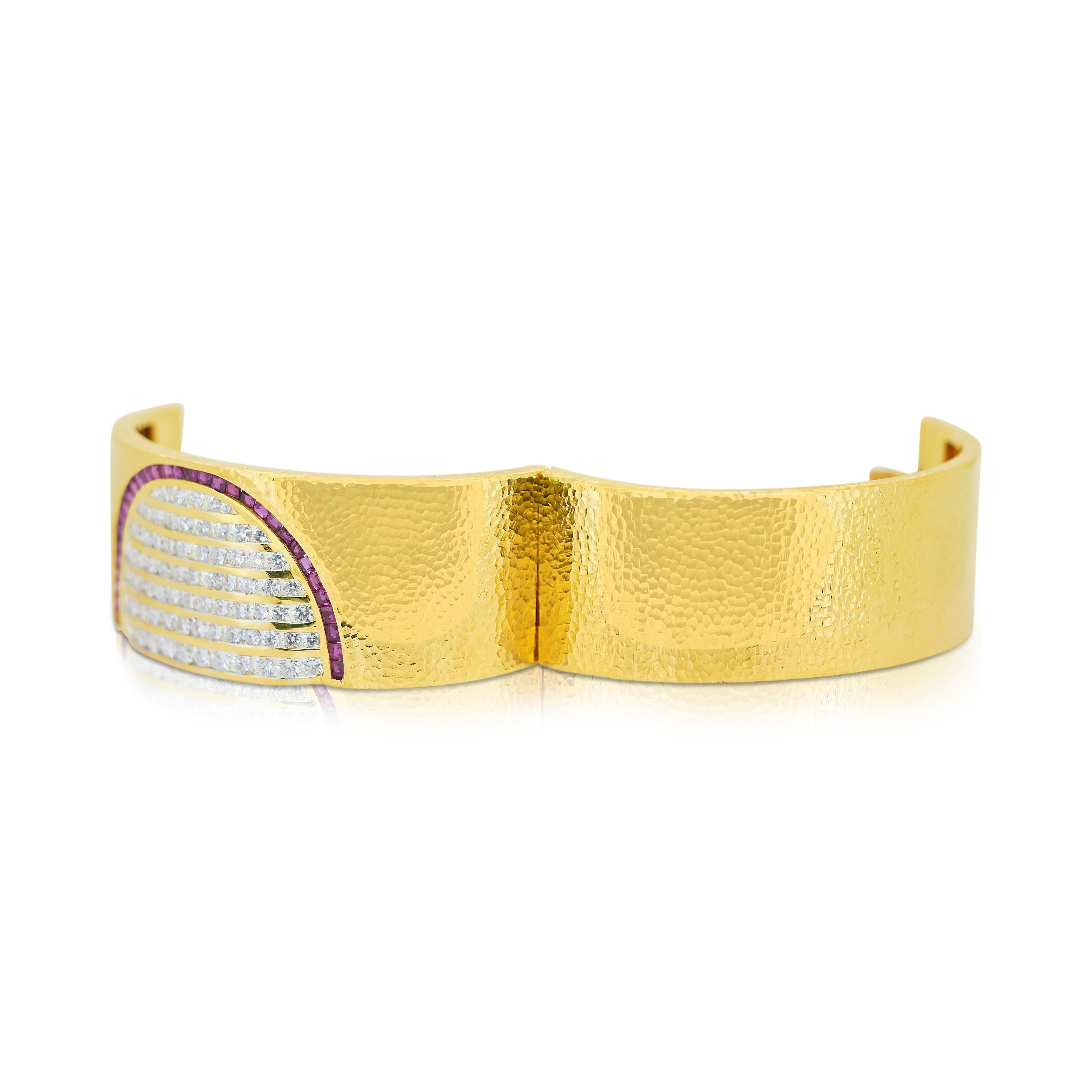 Exquisiter Armreif aus 18 Karat Gelbgold mit 6,70 Karat Diamanten und Rubinen - IGI-zertifiziert

Gönnen Sie sich zeitlose Eleganz mit dieser Armspange aus 18 Karat Gelbgold, die mit 78 runden Diamanten von insgesamt 4,67 Karat besetzt ist. Als